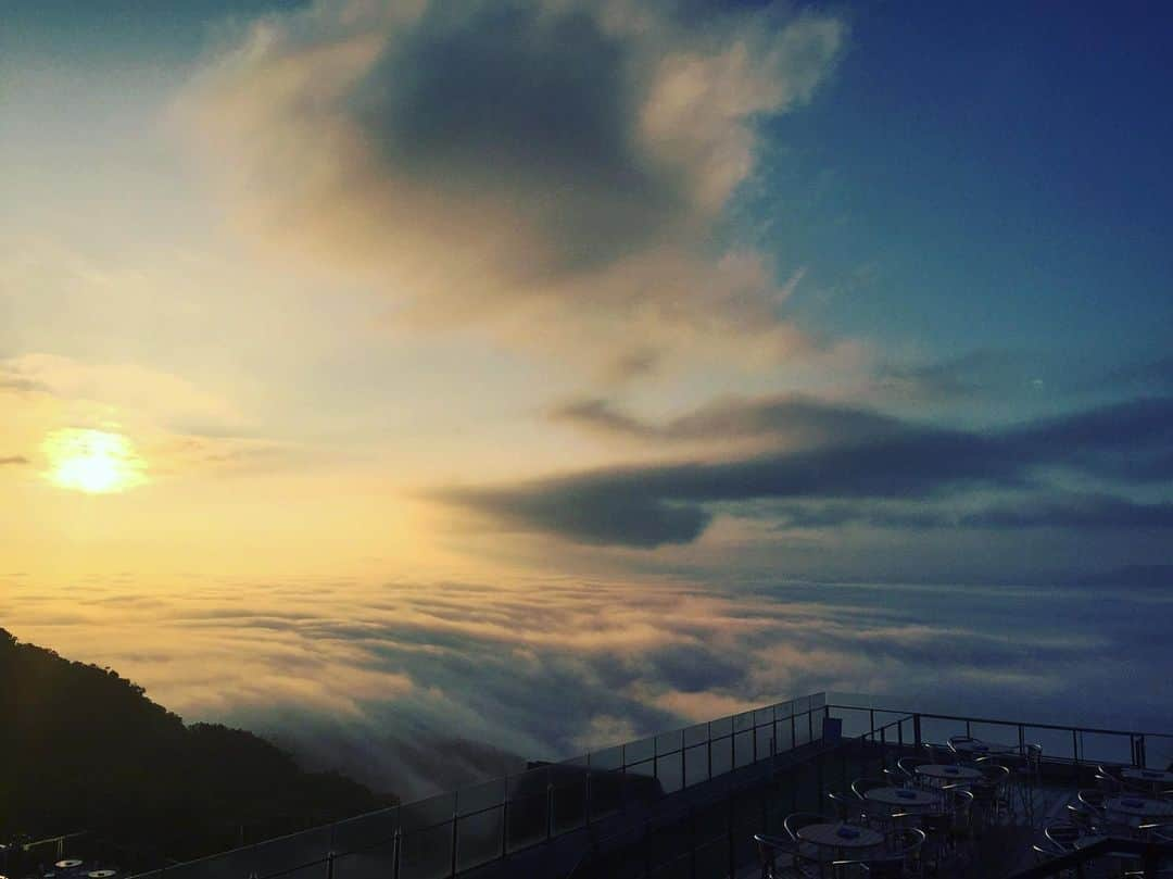 星野リゾート　トマムさんのインスタグラム写真 - (星野リゾート　トマムInstagram)「本日の雲海テラス Today's UNKAI Terrace 2019.7.16  #星野リゾート #トマム #星野リゾートトマム #雲海テラス #雲海 #絶景 #雲 #北海道 #unkai #unkaiterrace #hoshinoresorts #tomamu #hokkaido #japan #landscape #superbview #星野TOMAMU度假村 #星野集團 #☁️ #japantravel #japantrip #japanfocus #japanlover #japanexplorer #japanawaits #instagramjapan #travel」7月16日 15時17分 - hoshinoresorts_tomamu