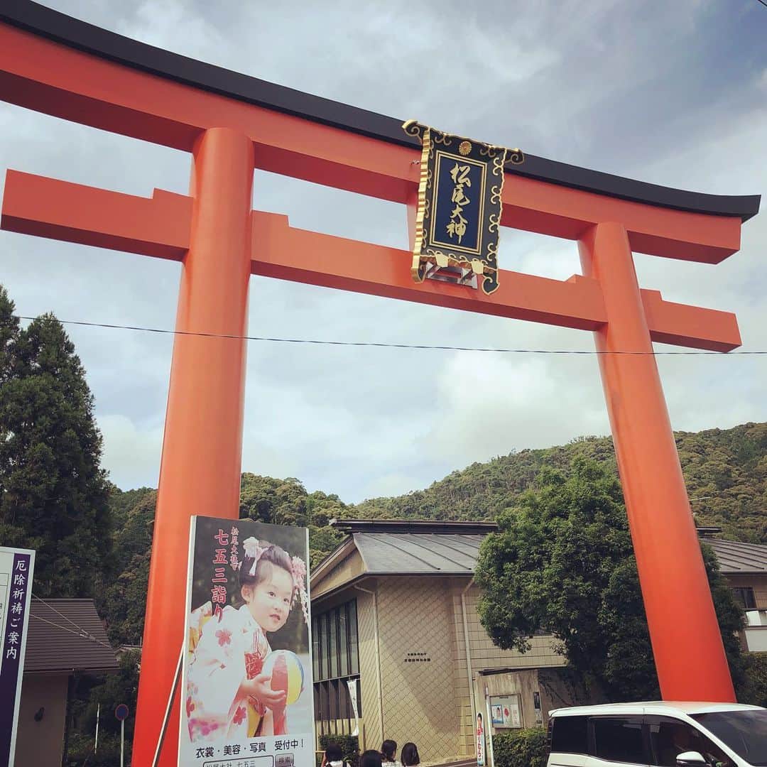 オカノアキラのインスタグラム：「本日は映画バイオレンス・ボイジャーのプロデューサーで京都嵯峨美の先生でらっしゃる安斎レオさんの授業をお手伝いして来ました。声優という仕事の事やキャラクターボイスとはどうすれば良いのかエラそうに語って来ました。 #声優 #CV #バイオレンス・ボイジャー #バイオレンスボイジャー #テレビ #京都 #松尾大社駅 #暑い #いい天気」