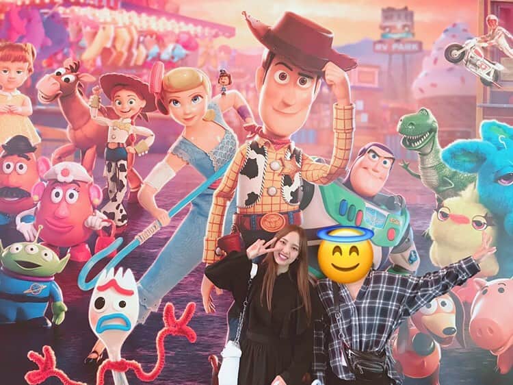 飯窪春菜のインスタグラム：「🧸🧩🤖 妹と、「トイ・ストーリー4」を観に行きました☺️ 開始５分で泣いて最後まで大号泣でしたあ😢 トイ・ストーリーを観ると自分の小さい頃のおもちゃのことを思い出しますね。  ドラマ「都立水商~令和~」でお世話になった竜星涼さん演じるフォーキーが可愛すぎて…！夢中になりました🥄🍴 そしていつもお世話になっている新木優子さん演じるギャビー・ギャビーも、気持ちがとても伝わってきて目が離せなかったです🌼🎗 妹は昔から無類のバズ好きなので、開始前からときめいていました。笑  はあ面白かった☺️☺️☺️ #トイストーリー4  #toystory  #はるなの毎日  #飯窪ってる」