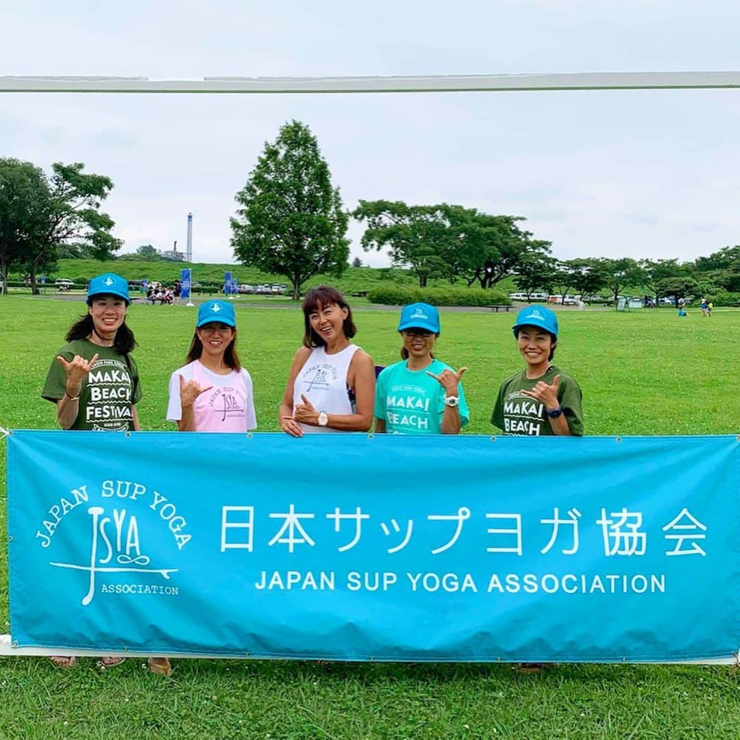 田中律子さんのインスタグラム写真 - (田中律子Instagram)「MAKAI BEACH FES2019🤩  愛知県稲沢市のイベントでトークショーとヨガレッスン✨雨も降らず、暑過ぎず良かった🙌楽しい時間を共有してくれたみなさま、ありがとうございました😊  @japansupyogaassociation 第1期生のたかこちゃんご夫妻の企画イベント❗️呼んでくれてありがとう🤩自分が教えたイントラがこうして成長してる姿が見れるのは心から嬉しい☺️このイベントに協会イントラが6人も協力してやってるのを見て感無量😭1期生から16期生まで、140人…あぁ、たくさん教えてきたなぁ、厳しくしたり、笑ったり、泣いたり、私の中ではすべが宝物です✨そんな宝物のイントラのイベントに呼んでもらえる幸せもんな私❤️ キャンプ場でもエアコンがきいたトレーラーハウス  @bmc_trailer_house で快適🙌  MAKAI BEACH FESのスタッフのみなさま、お世話になったみなさま、参加してくれたみなさま、ありがとうございました❤️ #MAKAI BEACH FES #makaibeacfestival2019  #jsya #bmctrailerhouse #yoga」7月16日 15時19分 - ri2kotanaka