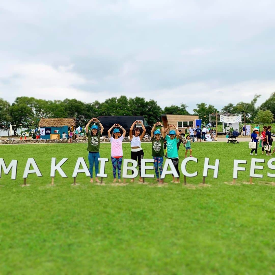 田中律子さんのインスタグラム写真 - (田中律子Instagram)「MAKAI BEACH FES2019🤩  愛知県稲沢市のイベントでトークショーとヨガレッスン✨雨も降らず、暑過ぎず良かった🙌楽しい時間を共有してくれたみなさま、ありがとうございました😊  @japansupyogaassociation 第1期生のたかこちゃんご夫妻の企画イベント❗️呼んでくれてありがとう🤩自分が教えたイントラがこうして成長してる姿が見れるのは心から嬉しい☺️このイベントに協会イントラが6人も協力してやってるのを見て感無量😭1期生から16期生まで、140人…あぁ、たくさん教えてきたなぁ、厳しくしたり、笑ったり、泣いたり、私の中ではすべが宝物です✨そんな宝物のイントラのイベントに呼んでもらえる幸せもんな私❤️ キャンプ場でもエアコンがきいたトレーラーハウス  @bmc_trailer_house で快適🙌  MAKAI BEACH FESのスタッフのみなさま、お世話になったみなさま、参加してくれたみなさま、ありがとうございました❤️ #MAKAI BEACH FES #makaibeacfestival2019  #jsya #bmctrailerhouse #yoga」7月16日 15時19分 - ri2kotanaka