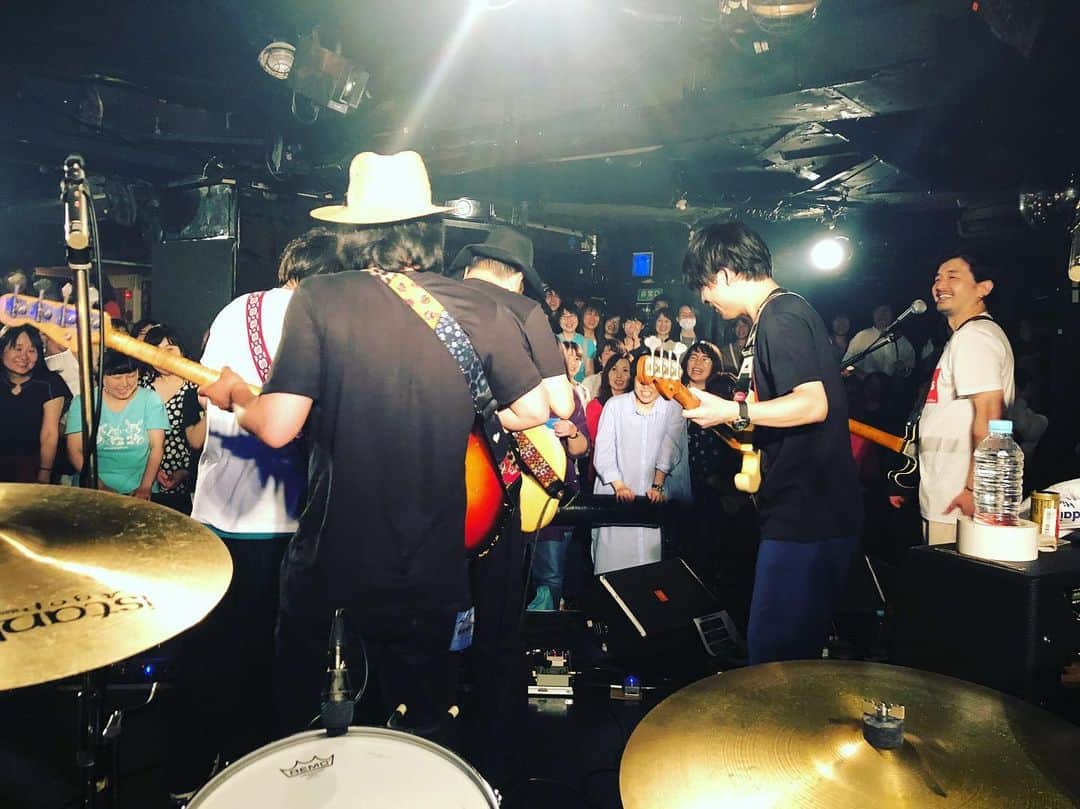 吉澤響のインスタグラム：「昨日はセカイイチのサポートベーシスト感謝祭でした！ お越しいただいたみなさん、出演してくれたベーシストのみなさん、どうもありがとうございました！ 今回で4回目。回を重ねるごとにちょっとずつ慣れてきたけども、やはりすごいイベントだなと思います。むちゃくちゃよねー、発想が。メンバーではないサポートがステージのセンターにいるし、曲が被ってもそのまま演奏するし、最後ベースが4本鳴るし。カオスですわ。 来年は5回目なのでどんなことを企てようか、今から考えます！ 写真はアンコールのときに撮りました。ドラムから見える光景ですが、ベーシスト多過ぎ笑  #セカイイチ」