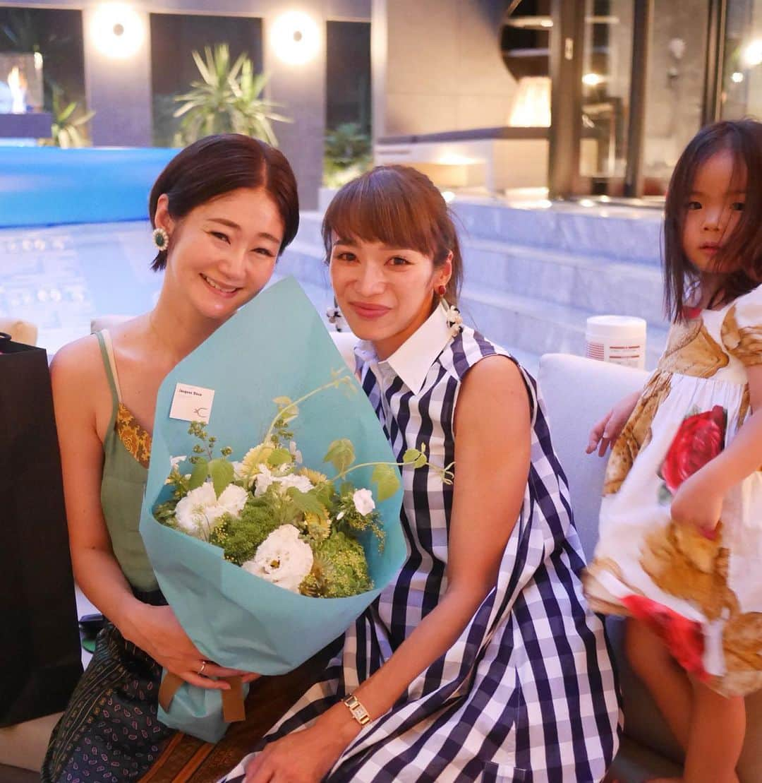 ジュジュさんのインスタグラム写真 - (ジュジュInstagram)「お招き頂いたpool party🍾 . 子供達はエンドレスでpool入ったり、ジャグジー入ったり、おもちゃで遊んだり♡ . 注:)ここは家です。 . 喧嘩をする事も無く終始大はしゃぎでした♫ . ムスメも気持ちいい空間で贅沢にスヤスヤzzz笑 . 🍙がまだ小さしとどこに行くにも大変だよねと気遣って頂いた最高のおもてなし♡ . 今回も @ryosuke_44 さんの🥩は最高に美味しかったし、夕暮れに吹く風がとても心地よかった🌿 . 最後、ご機嫌🍷まきちゃんさんからsurpriseあるから!!と告げられてからのsurprise？？笑birthday timeもあり♡😭 . 最高に幸せな一日となりました♫ . いつもホントにありがとうございます😊 . ただ... いつも目の前でポンポン抜かれていく、🍾や🍷は目の毒。笑 . あーーー早く飲みたいw . #ダンナは昨日も絶好調🍷 #早めにベロベロ #うらやましいぜ #てかてか #ホントに何返せばいい？？ #誰か教えて #愛はあります #愛しかないです」7月16日 15時29分 - hiraka