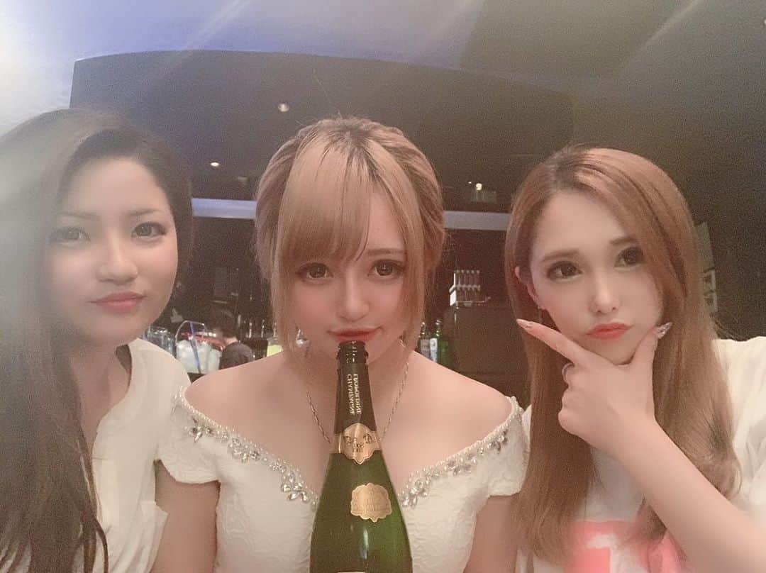 せりなのインスタグラム：「先週は私のお誕生日会に来てくれてありがとうございました💕 、 とにかく自由で騒がしくて楽しい1週間が過ごせたのとここまで支えてくれた皆さんに感謝です😖😖 、 キラキラキャバ嬢さん達が｢おいおい富豪か！？こんな素敵なプレゼントいいんですか！？｣ってくらいお祝いしてくれてほんと…絶対返しに行きます(土下座)🙇🏻‍♀️ 、 酔いすぎて写真少ないけど脳内のアルバムはパンパンです🥰💕 、 みんなだーいすき🍓 #birthday #静岡 #両替町 #rumour #お誕生日会 #キャバ嬢 #キャバクラ #ラウンジ #アルマンド #soumei #ソウメイ #お花 #マイメロ #dress #clubchocolate #glam #ゆずさん #一条るいさん #サンリオ #歌舞伎町 #六本木 #銀座 #大阪ミナミ #すすきの #中洲」