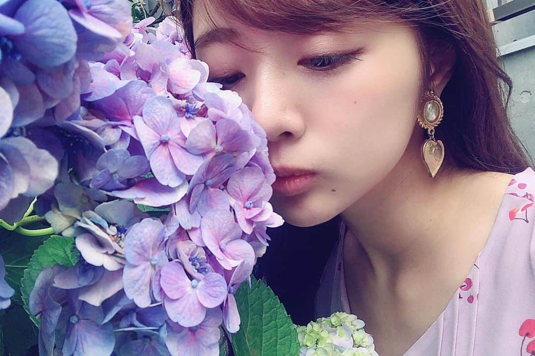 熊江琉唯さんのインスタグラム写真 - (熊江琉唯Instagram)「雨は嫌いだけど雨に濡れた紫陽花が好きです。（いい匂いした  萎れそうな感じもまた趣あり💠 ．  イヤリングはだいすきなヴィンテージテイストで @akanesato39 のもの💎  ワンピースにたくさん合わせてこうと思う👗💕 ．  #me #model #flowers #japaneseflower #flower #earings #vintage #vintageaccessory #accessory #紫陽花 #あじさい #アジサイ #ヴィンテージアクセサリー #ヴィンテージイヤリング #イヤリング #レトロ #ヴィンテージ」7月16日 15時36分 - ruikumae