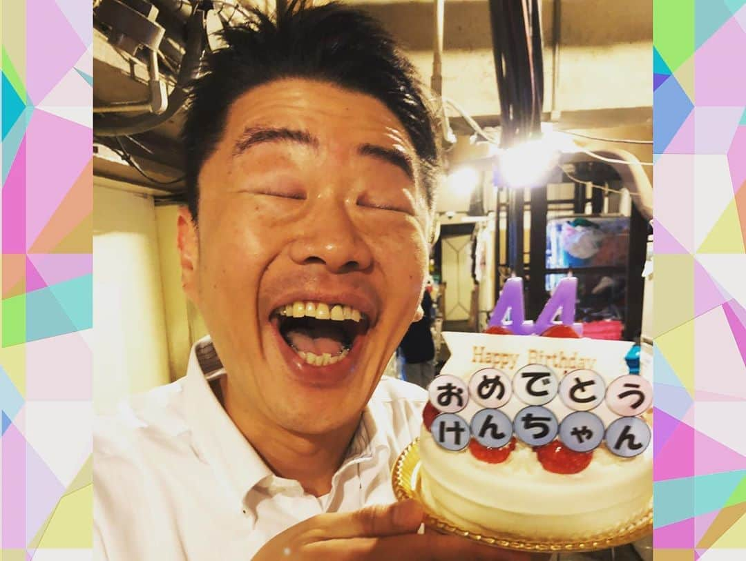 よしもと祇園花月さんのインスタグラム写真 - (よしもと祇園花月Instagram)「🎂しみけんさんHappybirthday🎂 🎊🎊🎊🎊🎊🎊🎊🎊🎊 本日、7/16は清水けんじさんのお誕生日🙌 ということで、清水さんにサプライズでケーキをプレゼントしました✨ ますますご活躍して、良い一年になりますように😊  #よしもと祇園花月 #祇園花月 #よしもと新喜劇 #新喜劇 #信濃リーダー週 #清水けんじ さん #はっぴーばーすでー #誕生日サプライズ #おめでとうございます」7月16日 15時37分 - gionkagetsu