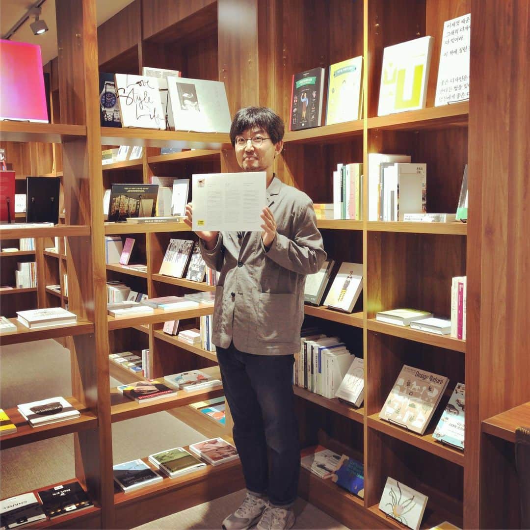 内沼晋太郎さんのインスタグラム写真 - (内沼晋太郎Instagram)「ドーミーイン ソウル カンナムに、韓国の3人の本屋さん（私的な書店のジョン・ジヘさん、サンクスブックスのイ・ギソプさん、ユアマインドのイロさん）に協力してもらって、日韓共同で500冊のライブラリーラウンジをつくりました。 オフィシャルサイトから予約した人だけが利用できます（2019年8月1日以降を予定）。ビールも飲み放題！ 日本のドーミーイン同様、大浴場と夜鳴きそばと朝食がちょっといいビジネスホテルです。ソウルへの旅行やビジネスに、いま韓国で静かなブームらしい「ブカンス（book+vacance）」に、お気軽にどうぞ！ #dormyinnseoulgangnam #numabooks #sajeokinbookshop #thanksbooks #yourmind #seoulbookstore」7月16日 15時45分 - numabooks