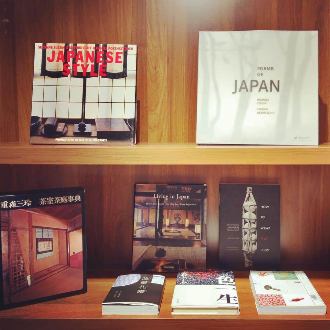 内沼晋太郎のインスタグラム：「ドーミーイン ソウル カンナムに、韓国の3人の本屋さん（私的な書店のジョン・ジヘさん、サンクスブックスのイ・ギソプさん、ユアマインドのイロさん）に協力してもらって、日韓共同で500冊のライブラリーラウンジをつくりました。 オフィシャルサイトから予約した人だけが利用できます（2019年8月1日以降を予定）。ビールも飲み放題！ 日本のドーミーイン同様、大浴場と夜鳴きそばと朝食がちょっといいビジネスホテルです。ソウルへの旅行やビジネスに、いま韓国で静かなブームらしい「ブカンス（book+vacance）」に、お気軽にどうぞ！ #dormyinnseoulgangnam #numabooks #sajeokinbookshop #thanksbooks #yourmind #seoulbookstore」