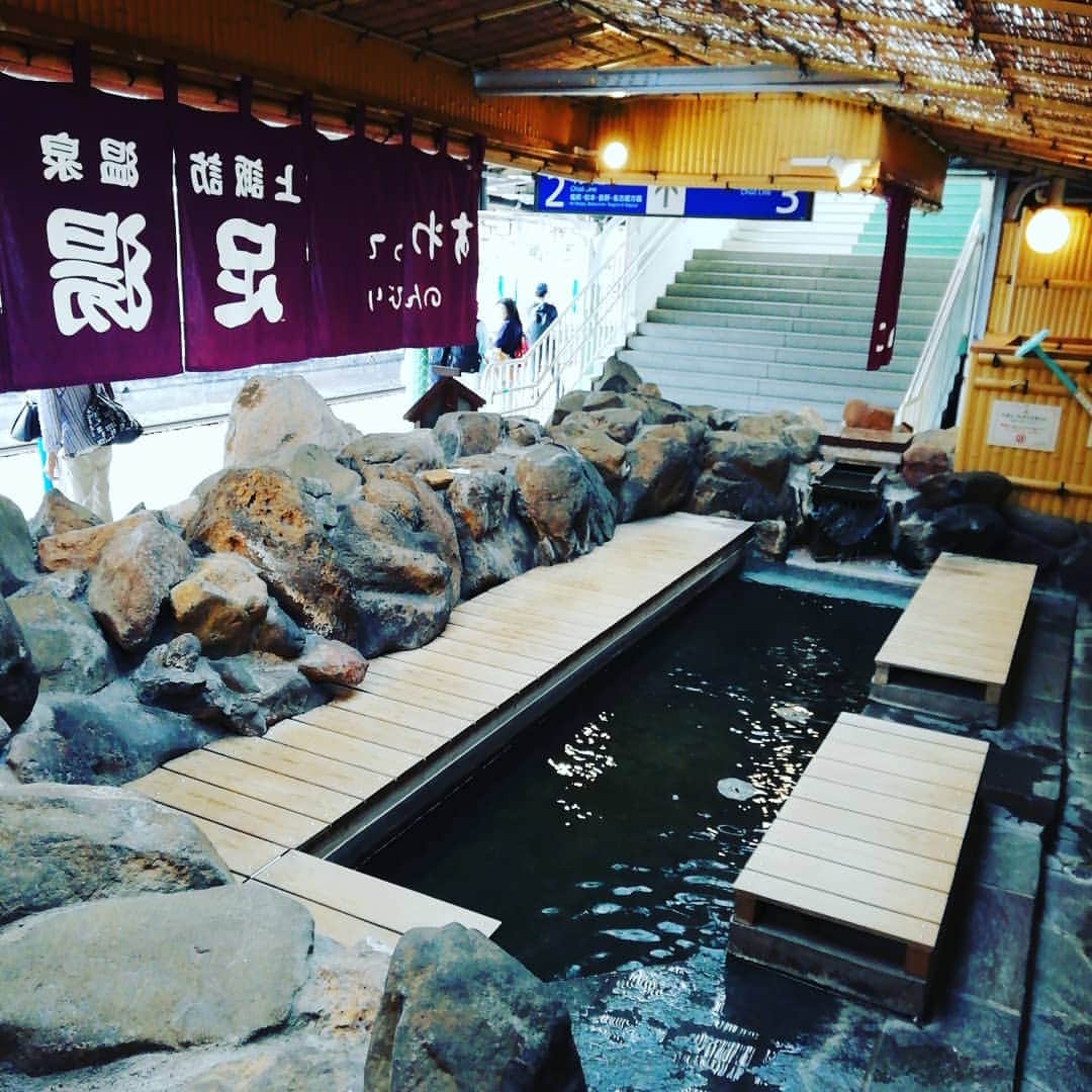鈴木貴子さんのインスタグラム写真 - (鈴木貴子Instagram)「長野県選挙区の小松ゆたか候補の応援をおえ、 これから上京します。  上諏訪駅から特急に乗り込んだのですが、 ここは名物の足湯がある珍しい駅なんです。  さすが、温泉の町ですね。  今度ゆっくり、伺いたいです。  そうそう、いつも思うんですが ウォーキングとかマラソン大会で足湯あればいいですよね  ほそながーーーーーーーーーい足湯を特設して、 底に昆布の絵でも書いて昆布足湯とか(笑)」7月16日 15時48分 - _takako.suzuki_