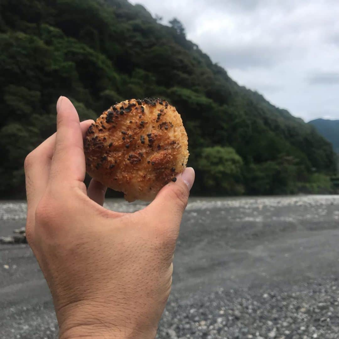 イルマニアさんのインスタグラム写真 - (イルマニアInstagram)「今年はBBQで食べる専門じゃなくて焼く専門になってらちょっとかっこいいとこ見せちゃおうと思ってる俺です😎 ✨ ・ ・ 3万円分くらい必要なセット買って形から完璧入る男www ・ ・ 令和元年初BBQは火を起こすのに苦労しましたwww 難しいー😂 ・ ・ #イルマニア #bbq#mcma#食べる担当#焼く担当#imranpotato #illmatic#gballer#summer#梅雨#outdoor#ジャークチキン」7月16日 7時00分 - mcma0821