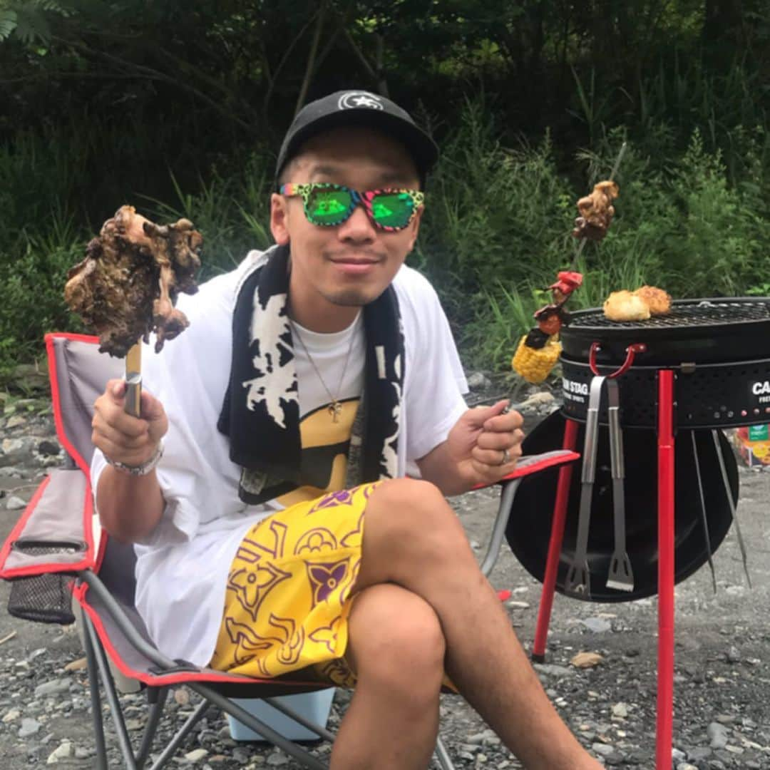 イルマニアさんのインスタグラム写真 - (イルマニアInstagram)「今年はBBQで食べる専門じゃなくて焼く専門になってらちょっとかっこいいとこ見せちゃおうと思ってる俺です😎 ✨ ・ ・ 3万円分くらい必要なセット買って形から完璧入る男www ・ ・ 令和元年初BBQは火を起こすのに苦労しましたwww 難しいー😂 ・ ・ #イルマニア #bbq#mcma#食べる担当#焼く担当#imranpotato #illmatic#gballer#summer#梅雨#outdoor#ジャークチキン」7月16日 7時00分 - mcma0821