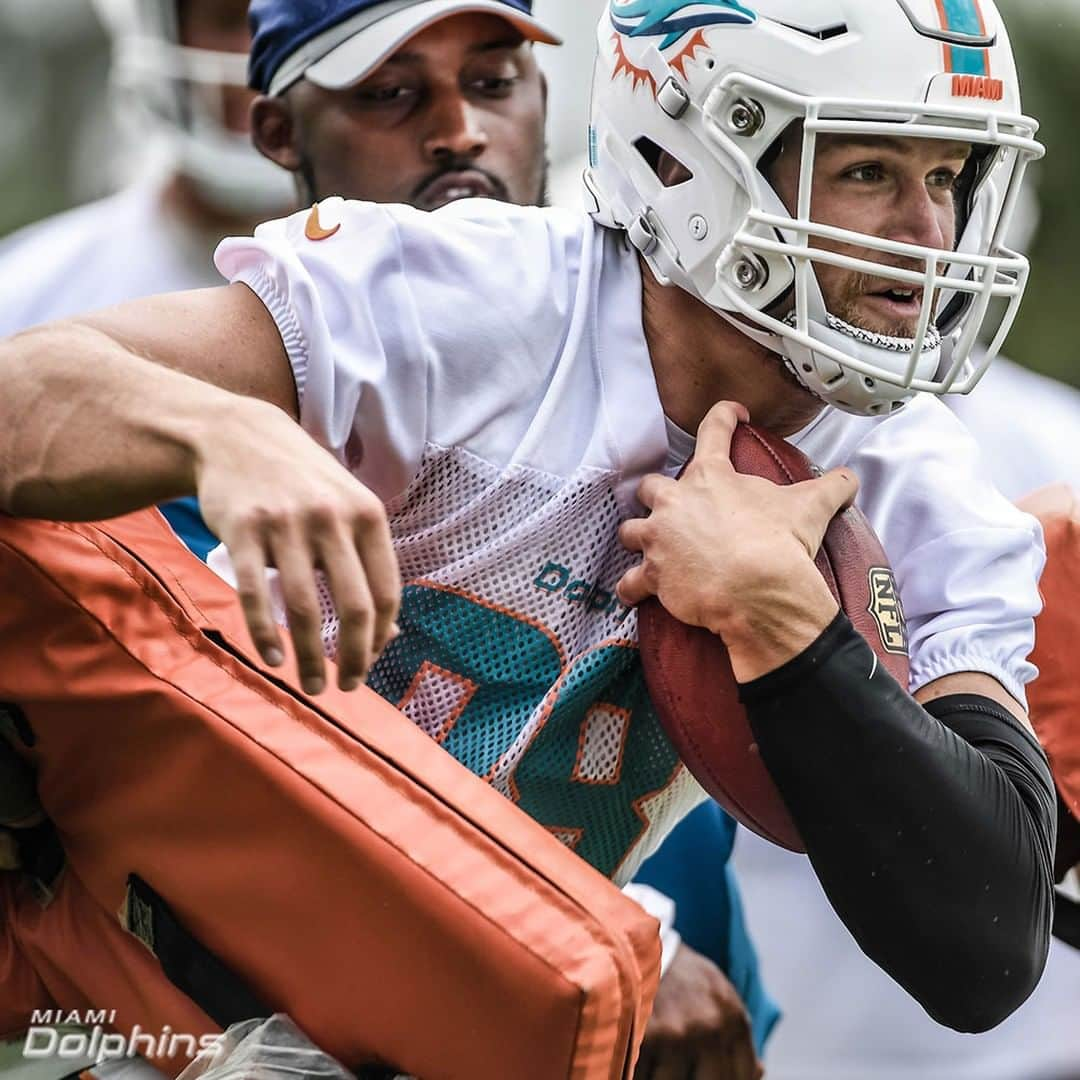 マイアミ・ドルフィンズさんのインスタグラム写真 - (マイアミ・ドルフィンズInstagram)「All eyes on Training Camp... Ready? #FinsUp」7月16日 7時10分 - miamidolphins