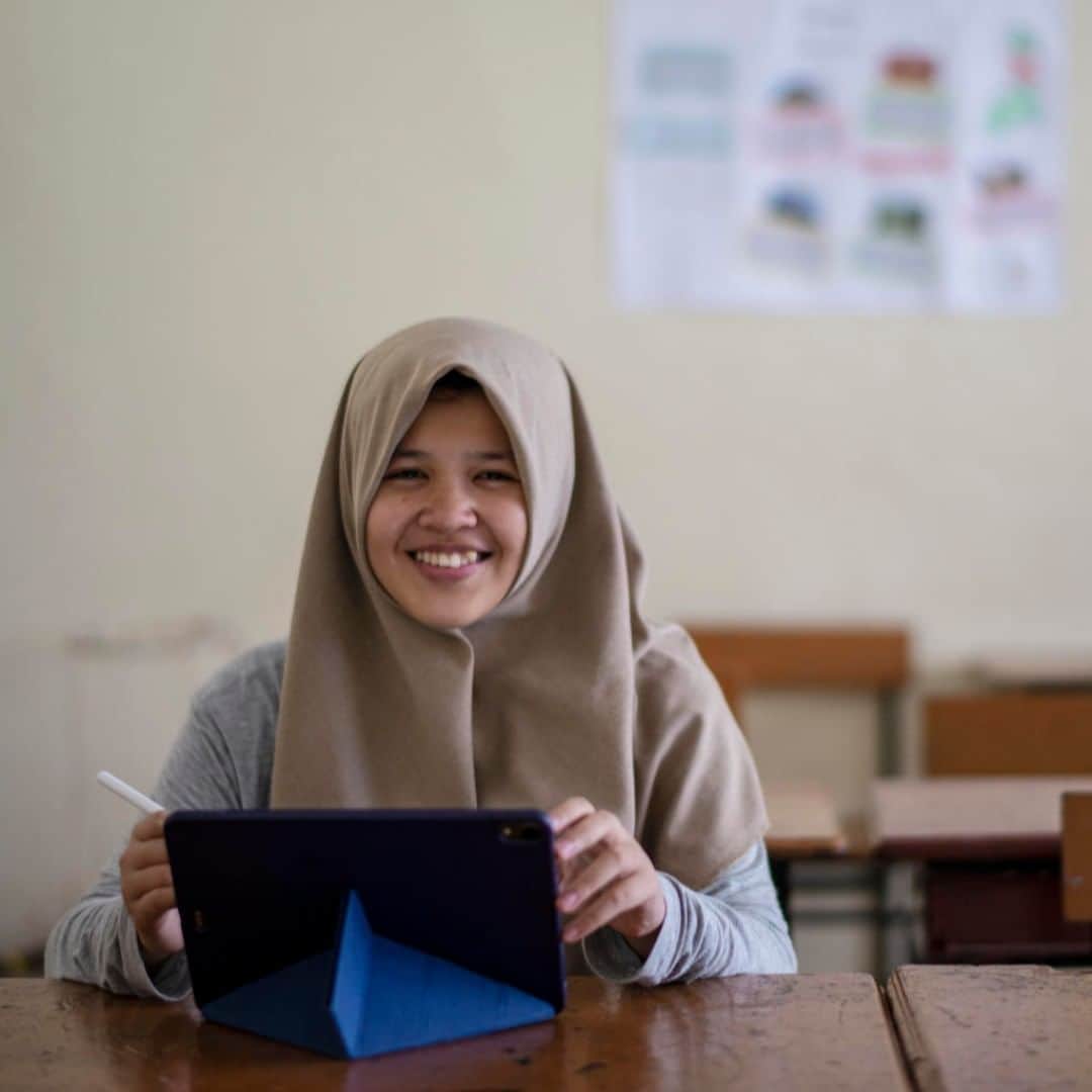 unicefさんのインスタグラム写真 - (unicefInstagram)「"Based on my own experience and what I know and hear from my friends, violence in schools is a serious problem – it happens a lot." 18-year-old @rizka.rar is the winner of our School Superhero #ComicContest. Her winning concept is a 15-year-old superhero named Cipta, who turns drawings into real-life objects that she uses to stop school violence. This week Rizka is finally unveiling her first-ever comic book! Have a question for her? Share it the comments section and she’ll answer it on Thursday. #ENDviolence #Comic #art © UNICEF/UN0323622/Wilander」7月16日 7時10分 - unicef