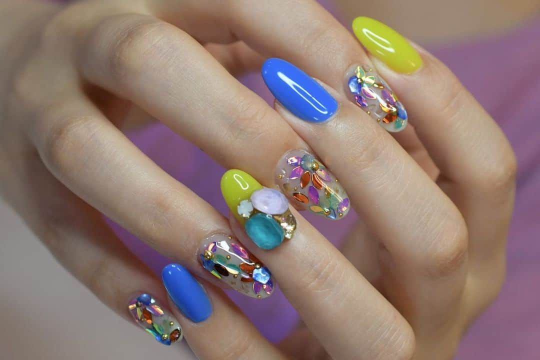 のインスタグラム：「. . 大阪市北区 梅田.中崎町.駅から徒歩7分🚶‍♀️ CADENAS nail eyelash  マツエクアカウント @cadenaseyelash LINE:@ cadenas 🆔検索🙋‍♀️ tel:06-4792-8617. cadenas.nail@gmail.com. . #ネイル #ジェルアート #大人かわいい #梅田ネイル #堂山町 #大人ネイル #個性派ネイル #クリアネイル #ジェルネイル #nail #notd #ニュアンスネイル #instanail #ワンカラー #春ネイル  #ネイルデザイン #ongels #美甲 #osaka  #ジェルデザイン #cadenas #指甲 #spring #Insatnails #fashion #シアーネイル #うる艷ネイル #トレンドネイル  #ネオンイエロー #ブルーネイル」