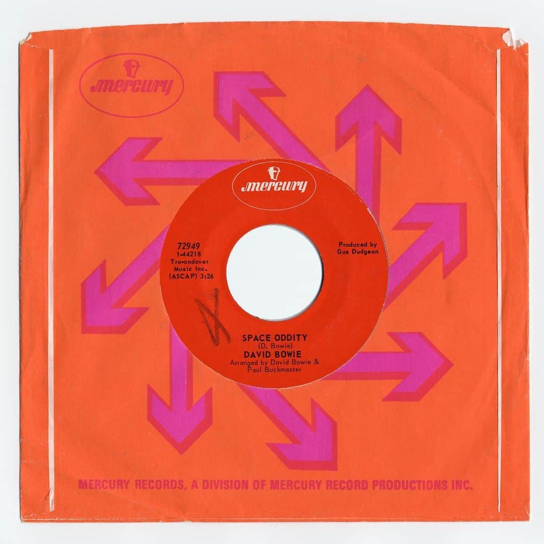 国立アメリカ歴史博物館さんのインスタグラム写真 - (国立アメリカ歴史博物館Instagram)「Did you know David Bowie’s “Space Oddity” was released only five days before Apollo 11 launched? 🚀  This is 45 record of the song. 45s were smaller records (7 inches in diameter) with a song on each side. Do you know the song on the B-side (the other side) of “Space Oddity” album? 🎶  We’re commemorating the anniversary of Apollo 11 with a countdown of space history. So in In Bowie’s words “Commencing countdown, engines on.”👩‍🎤 #SmithsonianMusic #MusicHistory #EntertainmentHistory #DavidBowie #Apollo11 #Apollo50 #SpaceOddity #Vinyl #VintageVinyl #VintageRecord #AmericanHistory #SpaceHistory」7月16日 7時18分 - amhistorymuseum