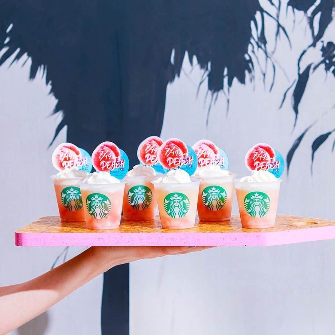 Freshnessさんのインスタグラム写真 - (FreshnessInstagram)「Starbucks in Japan is just better 😭 They just dropped a “Peach on the Beach” Frappuccino to help celebrate the Summer. Any lucky ones over there get to try it? #freshnesseats」7月16日 7時18分 - freshnessmag