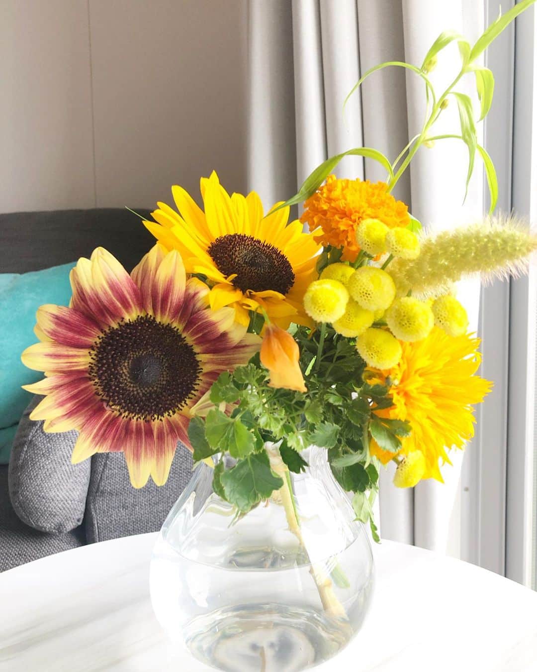 KAORI.OMURA 大村香織さんのインスタグラム写真 - (KAORI.OMURA 大村香織Instagram)「おはようございます☺︎ ・ 今日は晴れるのかな？な週初め🧐 ・ お天気優れない日が続きすぎなのでお部屋には向日葵🌻を飾りました ・ いつもこのくらいの時期からは私のお部屋、向日葵率高め🌻🌻🌻 ・ 休みあけですが、お仕事頑張りましょう☺︎ ・ そろそろ太陽がみたいですね🌞 ・ ・ #向日葵#夏の花#flower #flowers #花#花が好き #花が好きな人と繋がりたい #花の好きな人と繋がりたい #ライフ#life#アラフォーライフ#ヨーキー#yorkshireterrier #yorkie #ヨークシャテリア#愛犬#極小ヨーキー #おはよう#黄色#黄色い花 #元気#power」7月16日 7時39分 - kaori.omura