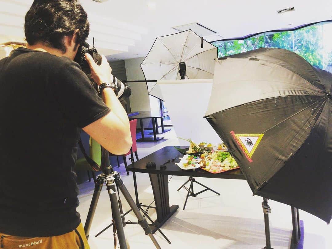 ～IRORIダイニング～ゆとりろ西伊豆のインスタグラム：「【〜スタミナ満点♪夏のお食事〜撮影風景】 . こんにちは。 ゆとりろ西伊豆 新田です。 .  先日、当館の夏のコースメニューの撮影を行いました。カメラマンさんに許可をいただきましたので、カメラに収めた撮影風景をご紹介させて頂きます♪ ， 今期の夏のコース内容は、スタミナ満点の仕上がりです。 . . 料理長、カメラマンのプロフェッショナルなお仕事を感じられる一枚は、webサイトに掲載しておりますので、是非是非チェックしてみてくださいね♪ . . 本館⇒露付客室は全室温泉です♪ご夕食は囲炉裏ダイニングで炉端焼き。 . ANNEX館⇒本館から徒歩1-2分、この夏リニューアルオープンいたしました♪ご夕食はお鍋コースをお部屋へご用意。 . . #伊豆 #西伊豆 #ゆとりろ西伊豆ANNEX #旅行 #旅行好きな人と繋がりたい #温泉 #家族旅行 #土肥 #海 #カップル #撮影 #japan #izu #travel #sea #onsen #beach #photography #instagood」