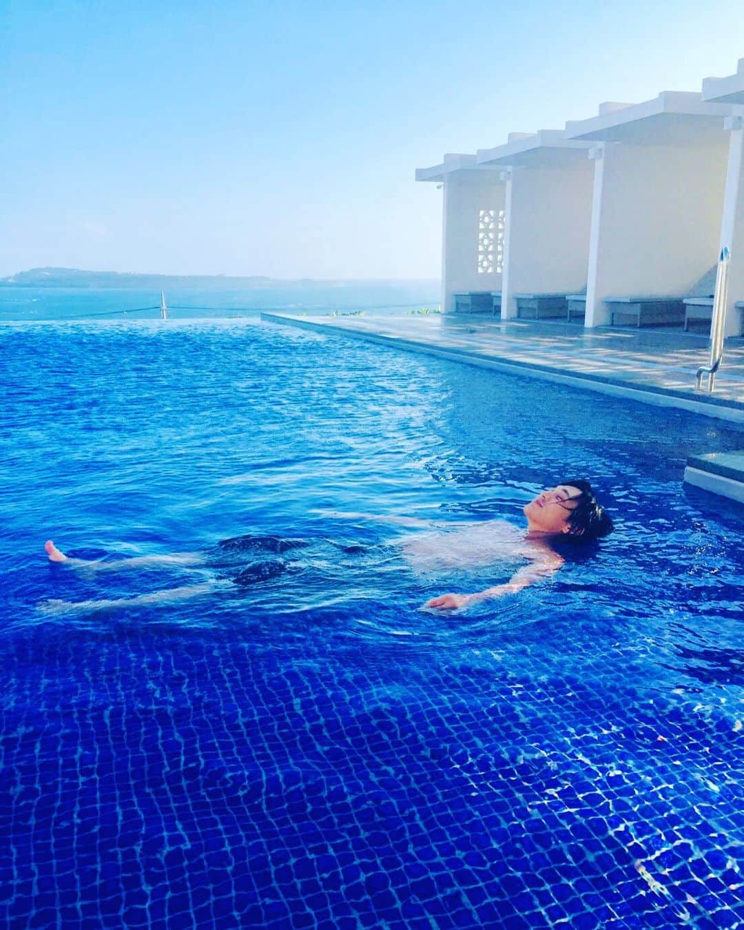 磯村洋祐のインスタグラム：「おはよう！  なんでプールに居るのかって？ そこにプールがあったからだ。笑笑  #沖縄#美ら海水族館#近く #外に海#居るのは#プール #貸切#状態#身体を#冷やす」