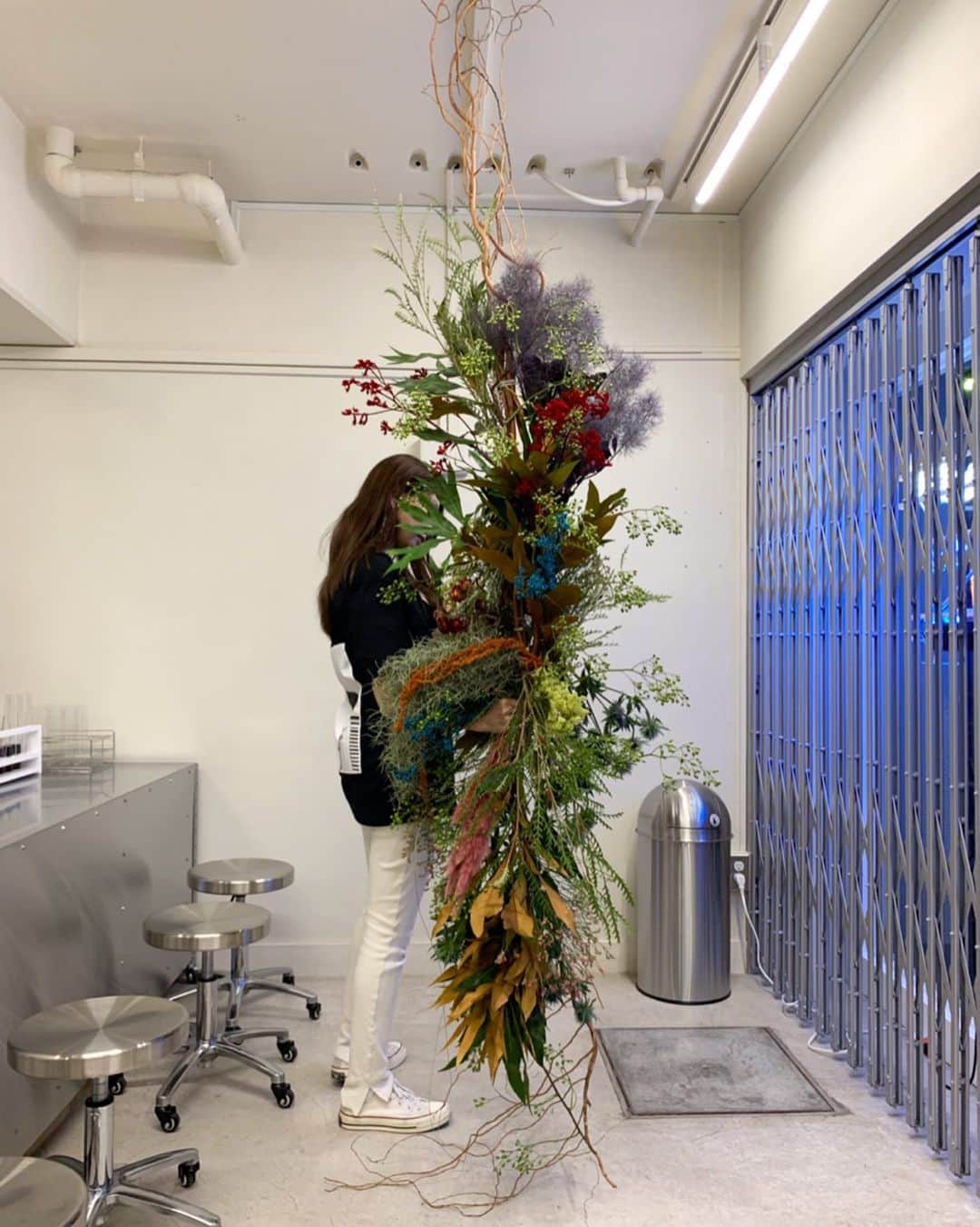 木野園子のインスタグラム：「THE  FLAVOR  DESIGN TOKYO @theflavordesign にある横長の大きな花は私が制作しました🌼🌼🌼 オリジナルのファブリックフレグランスを作って写真を撮るときに一緒に撮ってもらったりお店にいて花も良い感じと嬉しい声を聞けてめちゃくちゃ嬉しかった‼️ #flower #flowers #flowerstagram #flowerlesson #flowershop #お花 #花  #お花屋さん  #BUENOF #三軒茶屋 #木野園子のお花のお仕事 #dryflower #ドライフラワー  #theflavordesigntokyo #nakameguro #fragrance #tokyo #theflavordesign #fragrance #ザフレーバーデザイン #香り」