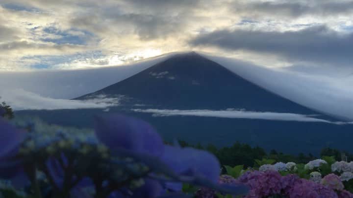 のインスタグラム：「. 🤩🤩“Shizuoka” prefecture in Japan is a place where you can see the most “phantastic” Mt. Fuji🗻 in the world.🤩 #富士山 #mtfuji #japan #shizuoka #fujinomiya  #phantastic420photography #mostphantasticmtfuji #selamatpagi  #goodmorning  #おはようございます 😇😇😇😇😇😇😇🗻😇😇 今朝ももう少しだったのですが見えません🤣」
