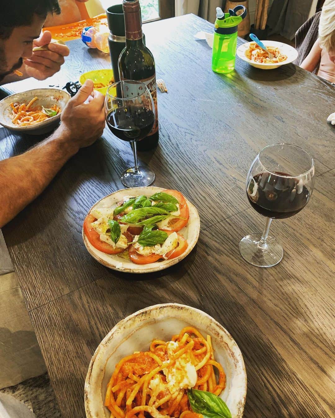 Jessie Jamesさんのインスタグラム写真 - (Jessie JamesInstagram)「Dinners ready y’all... everyone came in from the pool and we all sat together at the dinner table like we always do. I was raised to sit down as a family every night no matter what and eat together and talk about your day. Tonight I made a tomato basil (fresh from the garden) salad and a bucatini calabrian chili pomodoro pasta dish that will be in my new book coming next year. #familydinner (what’s a family tradition that you grew up doing that you have carried over into your family today?)」7月16日 7時45分 - jessiejamesdecker