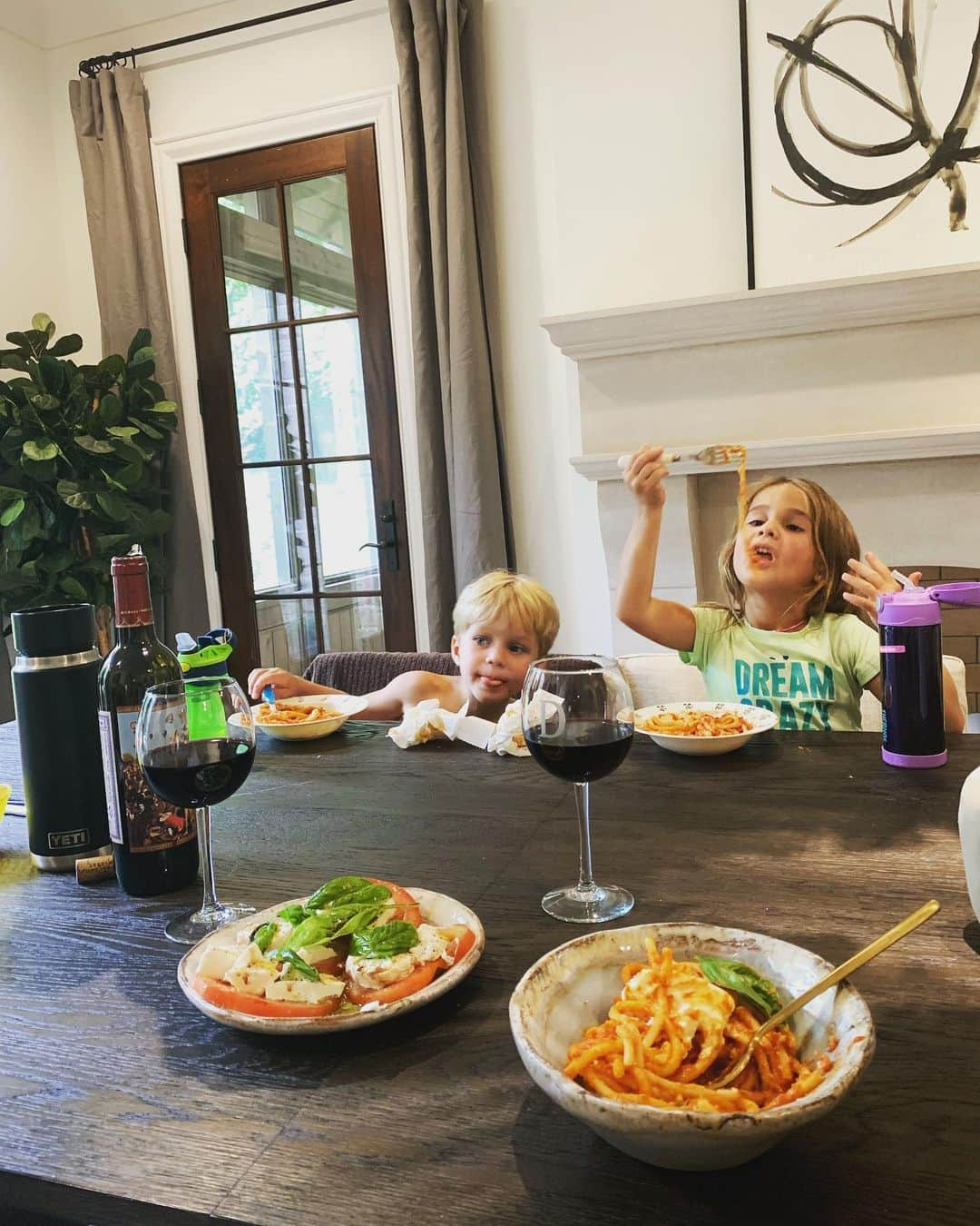 Jessie Jamesさんのインスタグラム写真 - (Jessie JamesInstagram)「Dinners ready y’all... everyone came in from the pool and we all sat together at the dinner table like we always do. I was raised to sit down as a family every night no matter what and eat together and talk about your day. Tonight I made a tomato basil (fresh from the garden) salad and a bucatini calabrian chili pomodoro pasta dish that will be in my new book coming next year. #familydinner (what’s a family tradition that you grew up doing that you have carried over into your family today?)」7月16日 7時45分 - jessiejamesdecker