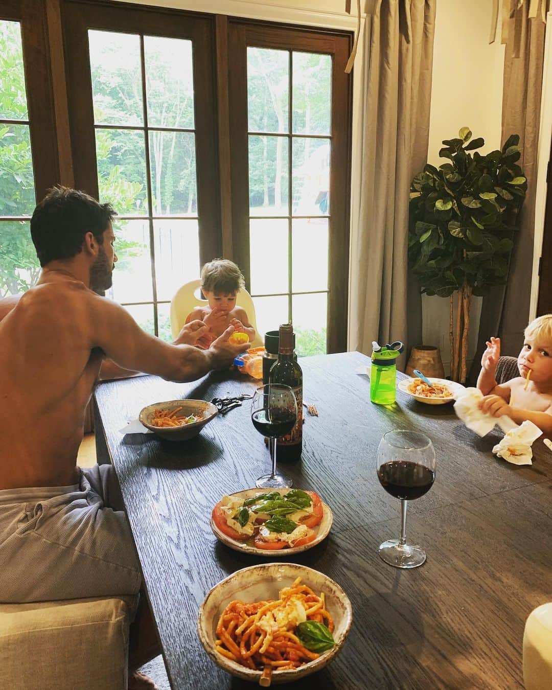 Jessie Jamesさんのインスタグラム写真 - (Jessie JamesInstagram)「Dinners ready y’all... everyone came in from the pool and we all sat together at the dinner table like we always do. I was raised to sit down as a family every night no matter what and eat together and talk about your day. Tonight I made a tomato basil (fresh from the garden) salad and a bucatini calabrian chili pomodoro pasta dish that will be in my new book coming next year. #familydinner (what’s a family tradition that you grew up doing that you have carried over into your family today?)」7月16日 7時45分 - jessiejamesdecker
