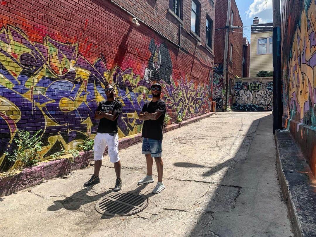 のインスタグラム：「Entre becos e vielas!! Rolezin gostosinn!! Aprendendo e disfrutando com o mlk craque! Tamo juntoooo! @rodrygogoes dormiu até tarde, perdeu 😂! 🤜🏾🤛🏾🔝❤️」