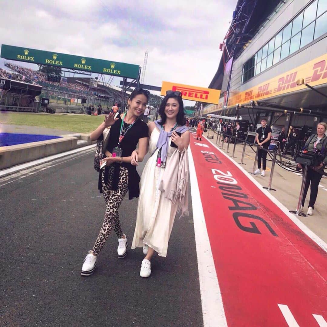 のインスタグラム：「Memories from Silverstone🇬🇧 無事日本に帰ってきました〜🙌 * 写真は今回F1で一緒だったあこさん💗 初めましてだったのに、お互いカリフォルニア育ちだからか意気投合して、なんだか前から知ってるような感覚😆お姉ちゃんができたみたいで嬉しかった〜✌️ #formulaone #f1 #potd」