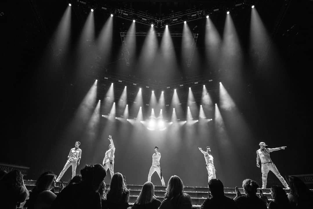 ニュー・キッズ・オン・ザ・ブロックさんのインスタグラム写真 - (ニュー・キッズ・オン・ザ・ブロックInstagram)「Ft. Lauderdale, you capped the tour in true #BLOCKHEAD fashion! To the 600,000 (!!!) of you for bringing so much #BHLove to the #MixtapeTour, for dancing and singing your ❤️❤️❤️ out, and for sharing this incredible journey with us, we thank you. 📷: @mjambriz」7月16日 7時54分 - nkotb