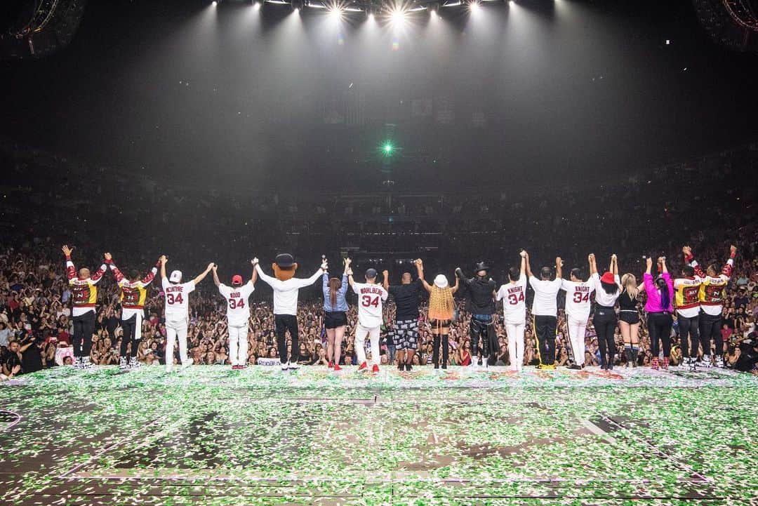 ニュー・キッズ・オン・ザ・ブロックさんのインスタグラム写真 - (ニュー・キッズ・オン・ザ・ブロックInstagram)「Ft. Lauderdale, you capped the tour in true #BLOCKHEAD fashion! To the 600,000 (!!!) of you for bringing so much #BHLove to the #MixtapeTour, for dancing and singing your ❤️❤️❤️ out, and for sharing this incredible journey with us, we thank you. 📷: @mjambriz」7月16日 7時54分 - nkotb