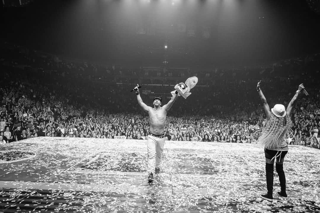 ニュー・キッズ・オン・ザ・ブロックさんのインスタグラム写真 - (ニュー・キッズ・オン・ザ・ブロックInstagram)「Ft. Lauderdale, you capped the tour in true #BLOCKHEAD fashion! To the 600,000 (!!!) of you for bringing so much #BHLove to the #MixtapeTour, for dancing and singing your ❤️❤️❤️ out, and for sharing this incredible journey with us, we thank you. 📷: @mjambriz」7月16日 7時54分 - nkotb