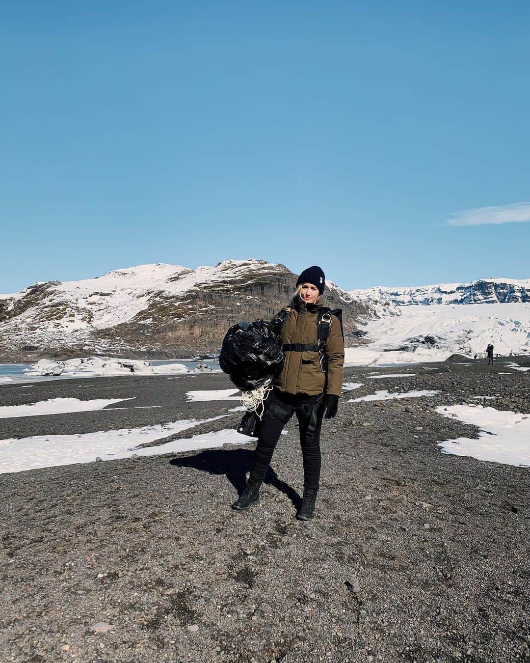 アシュレー・ジョンソンのインスタグラム：「That time we had to skydive ONTO A DANG GLACIER in Iceland for @nbcblindspot. Cause how else would you get there. 🤷‍♀️」