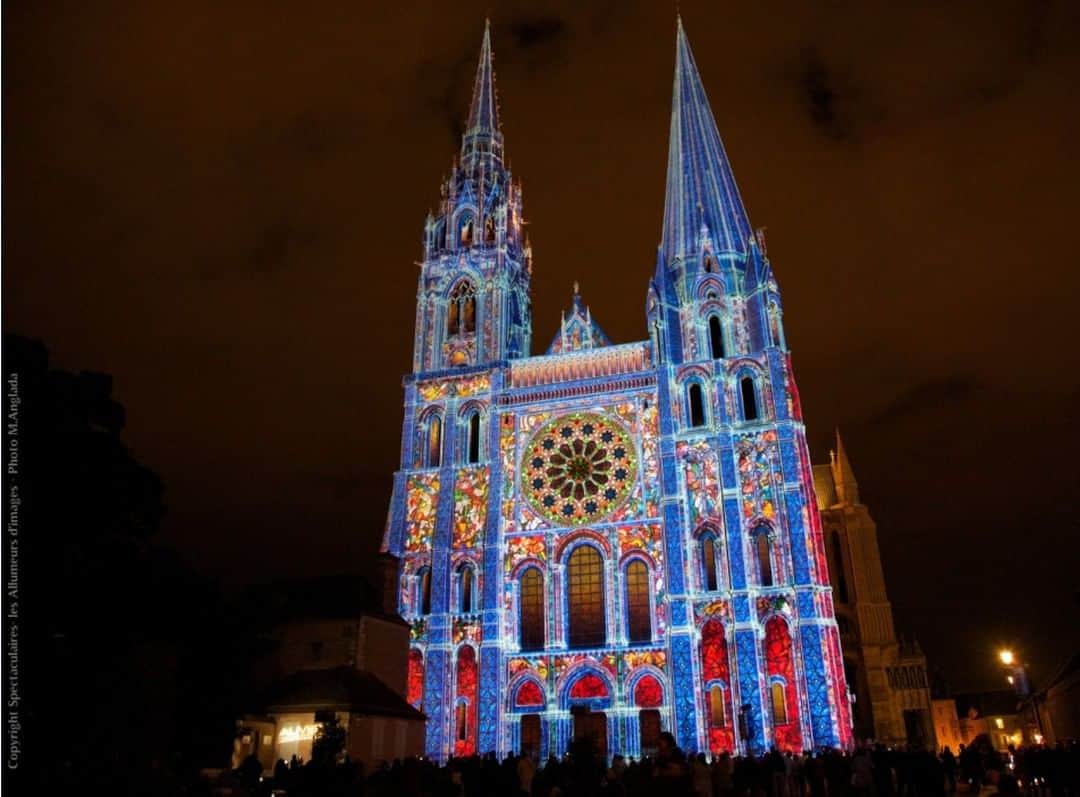 フランス大使館さんのインスタグラム写真 - (フランス大使館Instagram)「パリ南西のシャルトルでは、4月から10月まで「光のシャルトル」というイベントを毎晩開催しています。期間中はシャルトル大聖堂など市内の24の名所が音楽とともにライトアップされ、プロジェクトマッピングによる壮麗な光のショーが行われます。Photos : @chartresenlumieres L’événement Chartres en lumières se déroule chaque soir d’avril à octobre ! La nuit tombée, venez (re)découvrir les 24 sites de la ville illuminés et accompagnés d’un spectacle musical pour une immersion totale ! Photos : @chartresenlumieres」7月16日 8時01分 - ambafrancejp