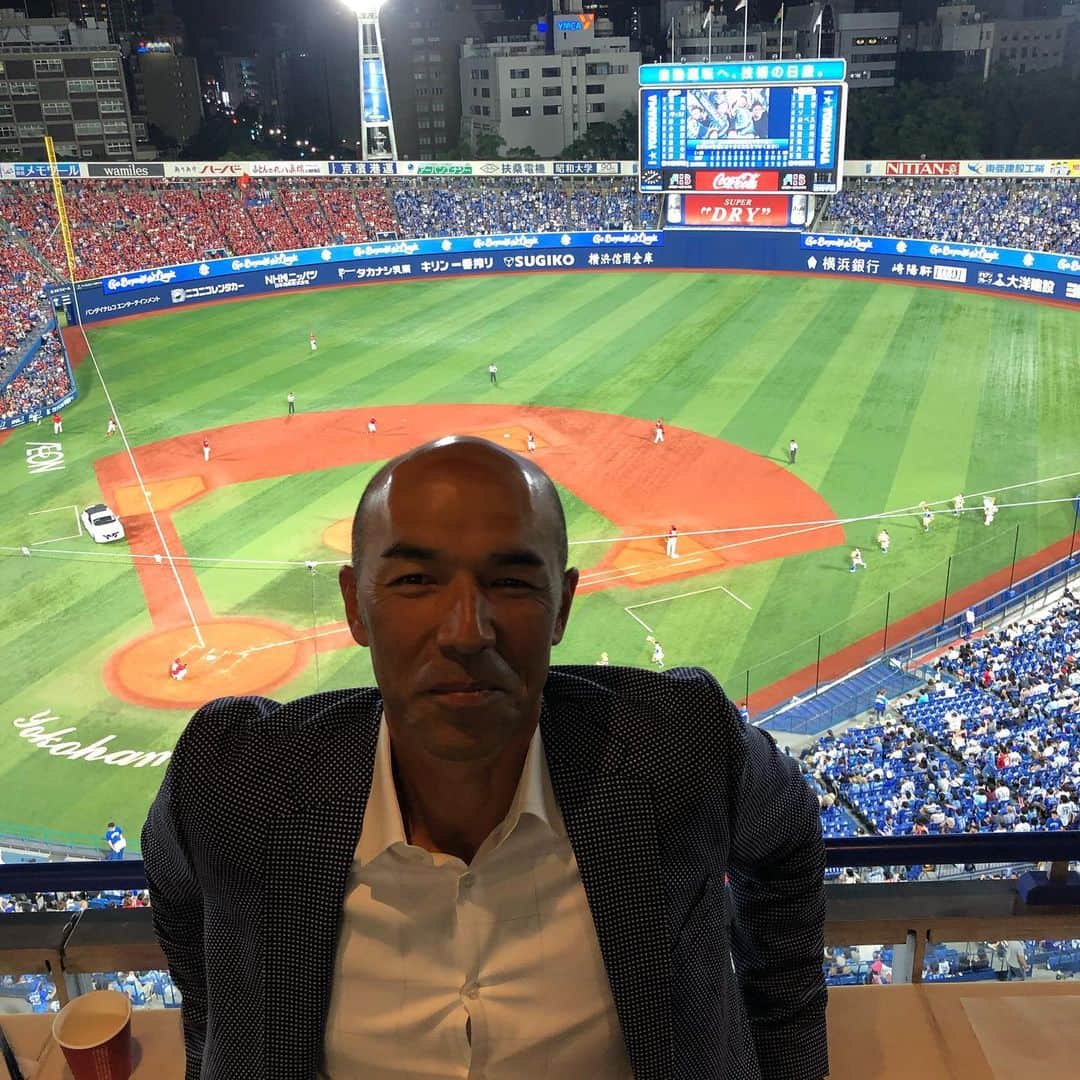 和田 一浩のインスタグラム：「昨日はDJケチャップと横浜スタジアムのNISSAN STAR SUITESでイベントでした。ベイスターズのファンサービスすごい。 #横浜スタジアム #NISSAN STAR SUITES #DJケチャップ #和田一浩」