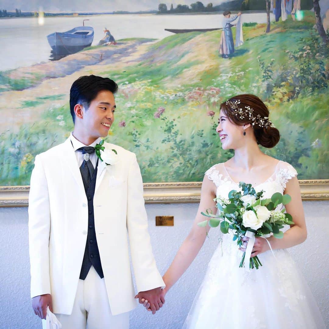 のインスタグラム：「@lasoeurosaka_wedding 見つめ合うふたりも可愛く撮影❤️ . . . #モントレ花嫁 #ホテルモントレラスール大阪  #モントレウェディング #卒花レポ #モントレ . #dressy花嫁  #marry花嫁  #プレ花嫁 #全国の花嫁さんと繋がりたい  #weddingdress #takamibridal  #wedding #結婚式 #ホテルランチ #ホテル婚 #ブライダルフェア #式場探し  #秋婚 #春婚  #花嫁ヘア #卒花嫁 #令和元年 #仲良し夫婦」