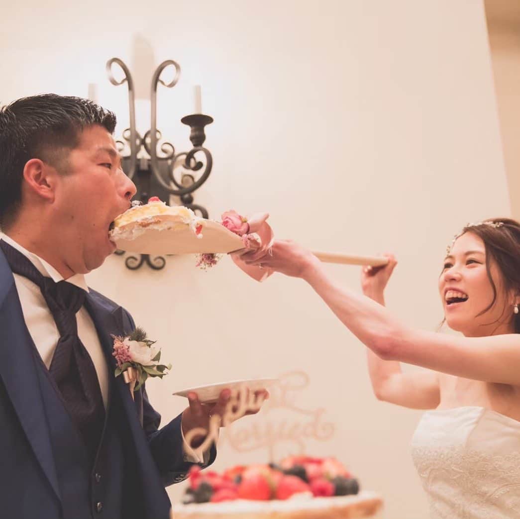 Villas des mariages TAKASAKIさんのインスタグラム写真 - (Villas des mariages TAKASAKIInstagram)「. ファーストバイトの瞬間✨ . 【ご新郎様からご新婦様へ】 一生食べるものに困らせないよ 【ご新婦様からご新郎様へ】 一生美味しいものを作るからね . 大きなスプーンで愛情いっぱいの ファーストバイトです💍  #ヴィラデマリアージュ高崎  #ケーキ #ファーストバイト  #ファーストバイトしゃもじ  #プレ花嫁  #プレ花嫁準備  #卒花嫁レポ  #写真  #写真好きな人と繋がりたい  #式場見学 #結婚式  #ドレス #ドレス試着」7月16日 8時19分 - villas_des_mariages_takasaki