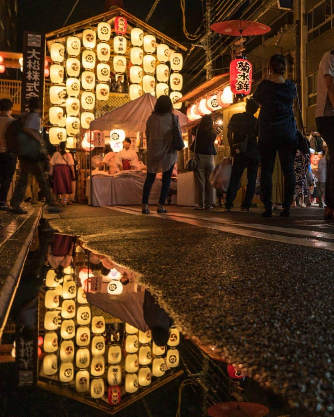 詩歩さんのインスタグラム写真 - (詩歩Instagram)「👘﻿﻿ ﻿﻿ 創始1150年目を迎えた 京都・祇園祭へ！﻿﻿ ﻿﻿ Kyoto Gion Festival, one of the most famous festival in Japan is currently being held in Kyoto-city! It lasts for the entire month of July and culminates in a parade on 17th and 24th. The origin of this festival goes far back to 9th century!! ﻿﻿ ﻿﻿ せっかく京都に移住してきたので、浴衣で繰り出しました。﻿ ﻿﻿ そもそもは、八坂神社の祭礼として西暦869年にはじまったお祭り。﻿﻿ 西暦869年って・・・平安時代やないかーい！﻿﻿ ﻿﻿ 7月の1ヶ月間かけて「山鉾巡行」や「神輿渡御」などが行われて、特に中旬からは行事が満載。﻿﻿ ﻿﻿ 個性ある山と鉾（ほこ）が街のあちこちに立つので、それぞれを巡って、﻿上に登らせてもらったり、お囃子を聞いたりして楽しみました✨﻿﻿ ﻿﻿ 動画はハイライト「🇯🇵GionFes」に動画のせてるので、プロフィール欄からぜひ見てね〜﻿🌱﻿ ﻿ 後祭も楽しみだ〜☺💪﻿ ﻿ 🙏﻿ ﻿﻿ 案内してくれた @su__san3 ちゃん @erika520anko ちゃんありがとうございました♡﻿﻿ ﻿﻿ ﻿ 📲﻿ ﻿ ちなみに1枚目の写真はスマホで撮影﻿  @googlepixel #pixelで撮影 #pixel3﻿﻿ ﻿ ﻿﻿ 📍祇園祭／京都府﻿﻿ 📍Kyoto Gion Matsuri (Gion Festival) ／Kyoto Japan﻿﻿﻿﻿ ﻿﻿﻿﻿ ﻿﻿﻿﻿ ©︎Shiho/詩歩」7月16日 8時25分 - shiho_zekkei