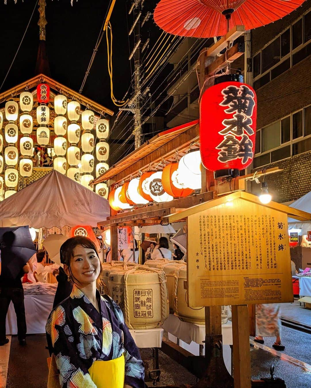 詩歩さんのインスタグラム写真 - (詩歩Instagram)「👘﻿﻿ ﻿﻿ 創始1150年目を迎えた 京都・祇園祭へ！﻿﻿ ﻿﻿ Kyoto Gion Festival, one of the most famous festival in Japan is currently being held in Kyoto-city! It lasts for the entire month of July and culminates in a parade on 17th and 24th. The origin of this festival goes far back to 9th century!! ﻿﻿ ﻿﻿ せっかく京都に移住してきたので、浴衣で繰り出しました。﻿ ﻿﻿ そもそもは、八坂神社の祭礼として西暦869年にはじまったお祭り。﻿﻿ 西暦869年って・・・平安時代やないかーい！﻿﻿ ﻿﻿ 7月の1ヶ月間かけて「山鉾巡行」や「神輿渡御」などが行われて、特に中旬からは行事が満載。﻿﻿ ﻿﻿ 個性ある山と鉾（ほこ）が街のあちこちに立つので、それぞれを巡って、﻿上に登らせてもらったり、お囃子を聞いたりして楽しみました✨﻿﻿ ﻿﻿ 動画はハイライト「🇯🇵GionFes」に動画のせてるので、プロフィール欄からぜひ見てね〜﻿🌱﻿ ﻿ 後祭も楽しみだ〜☺💪﻿ ﻿ 🙏﻿ ﻿﻿ 案内してくれた @su__san3 ちゃん @erika520anko ちゃんありがとうございました♡﻿﻿ ﻿﻿ ﻿ 📲﻿ ﻿ ちなみに1枚目の写真はスマホで撮影﻿  @googlepixel #pixelで撮影 #pixel3﻿﻿ ﻿ ﻿﻿ 📍祇園祭／京都府﻿﻿ 📍Kyoto Gion Matsuri (Gion Festival) ／Kyoto Japan﻿﻿﻿﻿ ﻿﻿﻿﻿ ﻿﻿﻿﻿ ©︎Shiho/詩歩」7月16日 8時25分 - shiho_zekkei