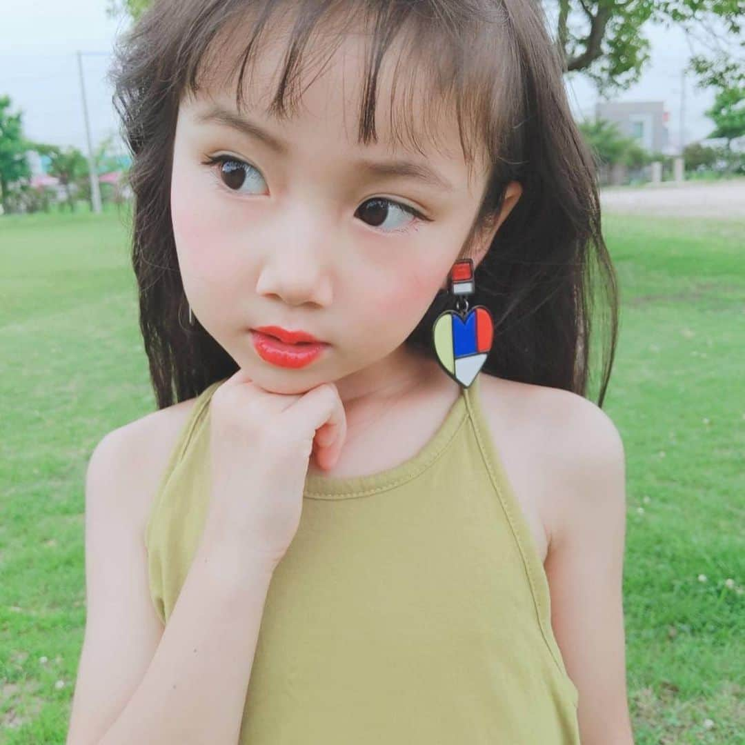 韓国子供服♡smilekids(すまいるきっず) さんのインスタグラム写真 - (韓国子供服♡smilekids(すまいるきっず) Instagram)「* * ☻ご覧頂き有難うございます☻ . . . 💛2019年春夏新作🍂💛 . . ︎︎︎︎︎︎︎︎︎︎︎︎︎︎︎︎ ☑︎BIGデザインが可愛い イアリング販売中です♥ 完売している種類があります😭 . . 是非、checkして下さい！ . . . .  7.500円以上お買い上げ頂いた方は 送料無料となります。 尚、購入後は、同梱などは 受付ておりませんのでご了承下さい。 . . . ♡着画model ことのchan ☺︎smilekids 専属 model☺︎ @kotono_libera_official  身長115cm 体重17kg size 130 . . . 🆕新作、続々入荷中♪ webで販売しています♡ . . . . ————————————————— . . web shop http://smilekids888.com/で販売しています← —————————————————— ★ゆうちょ振込での購入も可能です★ web shopより、在庫を確認後  商品名、サイズ、カラーをDMにて 連絡頂けると幸いです☺︎ 確認後のお返事になりますので お時間を頂く場合があります。 在庫が少ない場合や再入荷の人気商品は 取り置きが難しい事があります。 ご了承ください🥺 . . —————————————————— ご購入してくださった方へ✉️ @smilekids888 をタグ付けして投稿して頂いた方を ストーリーにて紹介させて頂きます😍  さらに‥抽選で‥ 毎月、５名様にお買い物で使えるクーポンを プレゼント🎁致します☺️ . 1等‥1.000円OFFクーポン(2名様) 2等‥500円OFFクーポン(3名様) . 沢山のタグ付けをお待ちしています😍  ____________________________________ . . . . . . . ☻webshopには.Instagramプロフより リンクでとべます✈︎✈︎✈︎ http://smilekids888.com/ . #熊本ママ #山鹿 #webshop #韓国子供服 #格安#お洒落を発信 #熊本 #キッズコーデ #キッズ#instalove  #ig_kids #kids_japan #親バカ部  #kjp_ootd #今日の服 #kidsfashion #プチプラコーデ  #プチプラファッション #mamagirl #リンクコーデ#ママリ#smilekids #３歳#４歳#５歳#春#新作#ロング丈」7月16日 8時28分 - smilekids888