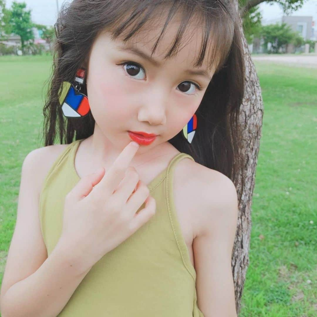 韓国子供服♡smilekids(すまいるきっず) さんのインスタグラム写真 - (韓国子供服♡smilekids(すまいるきっず) Instagram)「* * ☻ご覧頂き有難うございます☻ . . . 💛2019年春夏新作🍂💛 . . ︎︎︎︎︎︎︎︎︎︎︎︎︎︎︎︎ ☑︎BIGデザインが可愛い イアリング販売中です♥ 完売している種類があります😭 . . 是非、checkして下さい！ . . . .  7.500円以上お買い上げ頂いた方は 送料無料となります。 尚、購入後は、同梱などは 受付ておりませんのでご了承下さい。 . . . ♡着画model ことのchan ☺︎smilekids 専属 model☺︎ @kotono_libera_official  身長115cm 体重17kg size 130 . . . 🆕新作、続々入荷中♪ webで販売しています♡ . . . . ————————————————— . . web shop http://smilekids888.com/で販売しています← —————————————————— ★ゆうちょ振込での購入も可能です★ web shopより、在庫を確認後  商品名、サイズ、カラーをDMにて 連絡頂けると幸いです☺︎ 確認後のお返事になりますので お時間を頂く場合があります。 在庫が少ない場合や再入荷の人気商品は 取り置きが難しい事があります。 ご了承ください🥺 . . —————————————————— ご購入してくださった方へ✉️ @smilekids888 をタグ付けして投稿して頂いた方を ストーリーにて紹介させて頂きます😍  さらに‥抽選で‥ 毎月、５名様にお買い物で使えるクーポンを プレゼント🎁致します☺️ . 1等‥1.000円OFFクーポン(2名様) 2等‥500円OFFクーポン(3名様) . 沢山のタグ付けをお待ちしています😍  ____________________________________ . . . . . . . ☻webshopには.Instagramプロフより リンクでとべます✈︎✈︎✈︎ http://smilekids888.com/ . #熊本ママ #山鹿 #webshop #韓国子供服 #格安#お洒落を発信 #熊本 #キッズコーデ #キッズ#instalove  #ig_kids #kids_japan #親バカ部  #kjp_ootd #今日の服 #kidsfashion #プチプラコーデ  #プチプラファッション #mamagirl #リンクコーデ#ママリ#smilekids #３歳#４歳#５歳#春#新作#ロング丈」7月16日 8時28分 - smilekids888