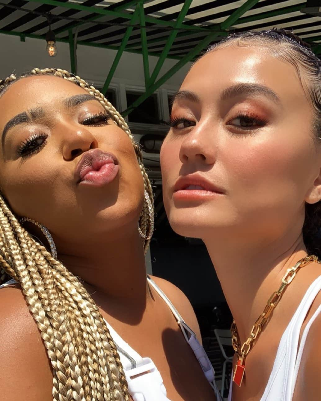 アグネス・モニカさんのインスタグラム写真 - (アグネス・モニカInstagram)「When that LA sun hit u and ur frieeeeeend...... 😎😎🔥 #wecute #nofuckboyglow 😌 @thebsimone2」7月16日 8時29分 - agnezmo