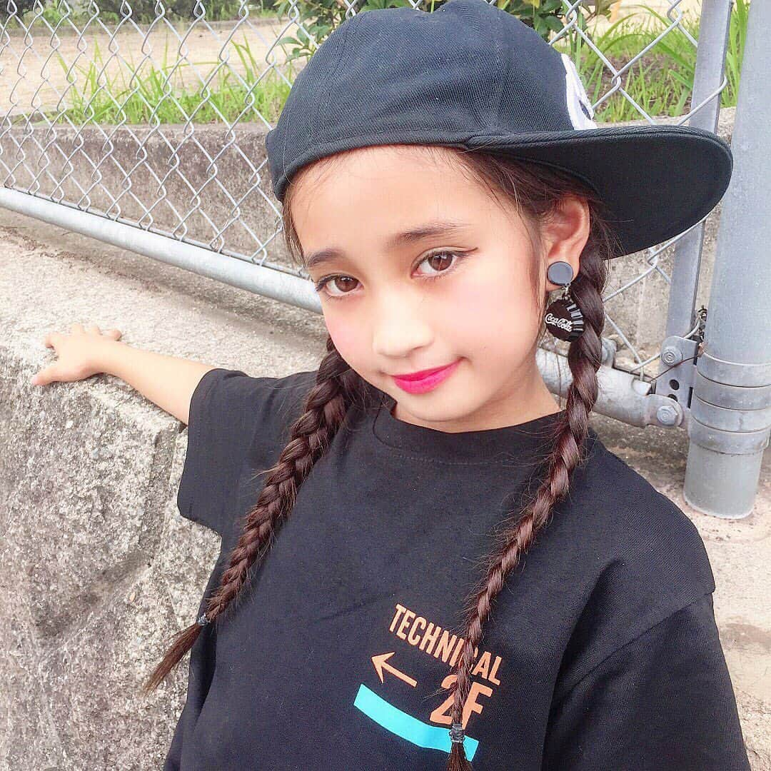 韓国子供服♡smilekids(すまいるきっず) さんのインスタグラム写真 - (韓国子供服♡smilekids(すまいるきっず) Instagram)「* * ☻ご覧頂き有難うございます☻ . . . 💛2019年春夏新作🍃💛 . . . . . ︎︎︎︎︎︎︎︎︎︎︎︎︎︎︎︎☑︎デザインが可愛い イアリング♥ 再入荷しましたが 在庫わずかです💦 . 一緒に着用している トップス、カモフラ柄ショートパンツも 在庫わずかです!! 是非、GETして下さい♥ . . ダンスの衣装などにもオススメです♡ . .  7.500円以上お買い上げ頂いた方は 送料無料となります。 尚、購入後は、同梱などは 受付ておりませんのでご了承下さい。 . . . ♡着画model みゆうchan ☺︎smilekids 専属model☺︎ @miiiina0910 . . . . . 🆕新作、続々入荷中♪ webで販売しています♡ . . . . ————————————————— . . web shop http://smilekids888.com/で販売しています← —————————————————— ★ゆうちょ振込での購入も可能です★ web shopより、在庫を確認後  商品名、サイズ、カラーをDMにて 連絡頂けると幸いです☺︎ 確認後のお返事になりますので お時間を頂く場合があります。 在庫が少ない場合や再入荷の人気商品は 取り置きが難しい事があります。 ご了承ください🥺 . . —————————————————— ご購入してくださった方へ✉️ @smilekids888 をタグ付けして投稿して頂いた方を ストーリーにて紹介させて頂きます😍  さらに‥抽選で‥ 毎月、５名様にお買い物で使えるクーポンを プレゼント🎁致します☺️ . 1等‥1.000円OFFクーポン(2名様) 2等‥500円OFFクーポン(3名様) . 沢山のタグ付けをお待ちしています😍  ____________________________________ . . . . . . . ☻webshopには.Instagramプロフより リンクでとべます✈︎✈︎✈︎ http://smilekids888.com/ . #熊本ママ #山鹿 #webshop #韓国子供服 #格安#お洒落を発信 #熊本 #キッズコーデ #キッズ#キッズファッション  #ig_kids #kids_japan #親バカ部  #kjp_ootd #今日の服 #kidsfashion #プチプラコーデ  #プチプラファッション #mamagirl #リンクコーデ#ママリ#smilekids #３歳#４歳#５歳#春#新作#instalove」7月16日 8時30分 - smilekids888