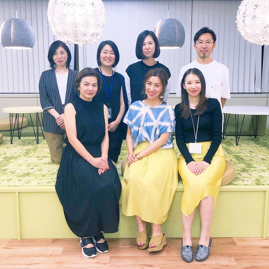 長井かおりさんのインスタグラム写真 - (長井かおりInstagram)「7/11 は MY LOHAS スポーツメイクイベントでした🤸🏻‍♂️🤸🏻‍♀️﻿ 夜のイベントでしたが、﻿皆さん熱心にメモを！  そして、習ったメイクをみんなで実践😆🧡 楽しい時間でした〜！﻿ ﻿商品とともにメイク手順を載せますね〜❣️﻿ ﻿ ⭐️スポーツビューティー﻿ サンプロテクト ミルク﻿ 手のひらにたーっぷり出して、﻿ 両手で馴染ませてからスキンケアするように、﻿ 顔全体に&細部は重ね付け！﻿ ﻿ ⭐️エスプリーク﻿ パーフェクトキープベース&﻿ リキッドコンパクトBB﻿ 頬に面で広げてから、指を広く使って伸ばして！﻿ (BBは美肌ゾーンに重ねて)﻿ ﻿ ⭐️ヴィセ﻿ リップ&クリームチークN﻿ 指先につけて馴染ませてから、頬にポンポン🧡  そのままリップにも使用💋﻿ ﻿ ⭐️ファシオ﻿ フェイスパウダーWP﻿ パフにしっかりパウダーをつけよく揉み込んだら﻿ 崩れやすいTゾーンにしっかり置いて、その他はふわっと付け🎐﻿ ﻿ ⭐️ファシオ ﻿ リキッドアイカラー﻿ 速乾性に優れているから、まぶたに乗せたらすぐにぼかして！濃さを出したいときはポンポン重ね付けを^_^﻿ ﻿ ⭐️ファシオ﻿ パワフルジェルスティライナー﻿ 目尻にだけ足して長さ出し👀﻿ ﻿ ⭐️エスプリーク﻿ W アイブロウ(リキッド&パウダー)﻿ リキッドで眉の欠けを、ちょこちょこと足して擬似眉を作ったら﻿ パウダーで上から肌に置き付け﻿ ﻿ ﻿ 以上 崩れないスポーツメイクの完成！ 仕上がりは、会社にもしていけるナチュラルメイクですよ〜💄﻿ ﻿ #崩れないメイク #スポーツメイク  #崩れないスポーツメイク #スポーツビューティー #ファシオ #エスプリーク #ヴィセ  #擬似眉 #リキッドアイブロウ #リキッドアイカラー #リップアンドチーク #MYLOHAS #マイロハス #スタッフのみなさんお疲れ様でした」7月16日 8時42分 - kaorimake