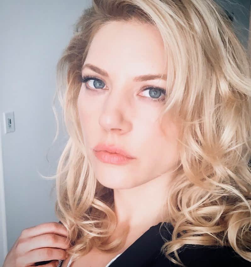 キャサリン・ウィニックのインスタグラム：「Hello.」
