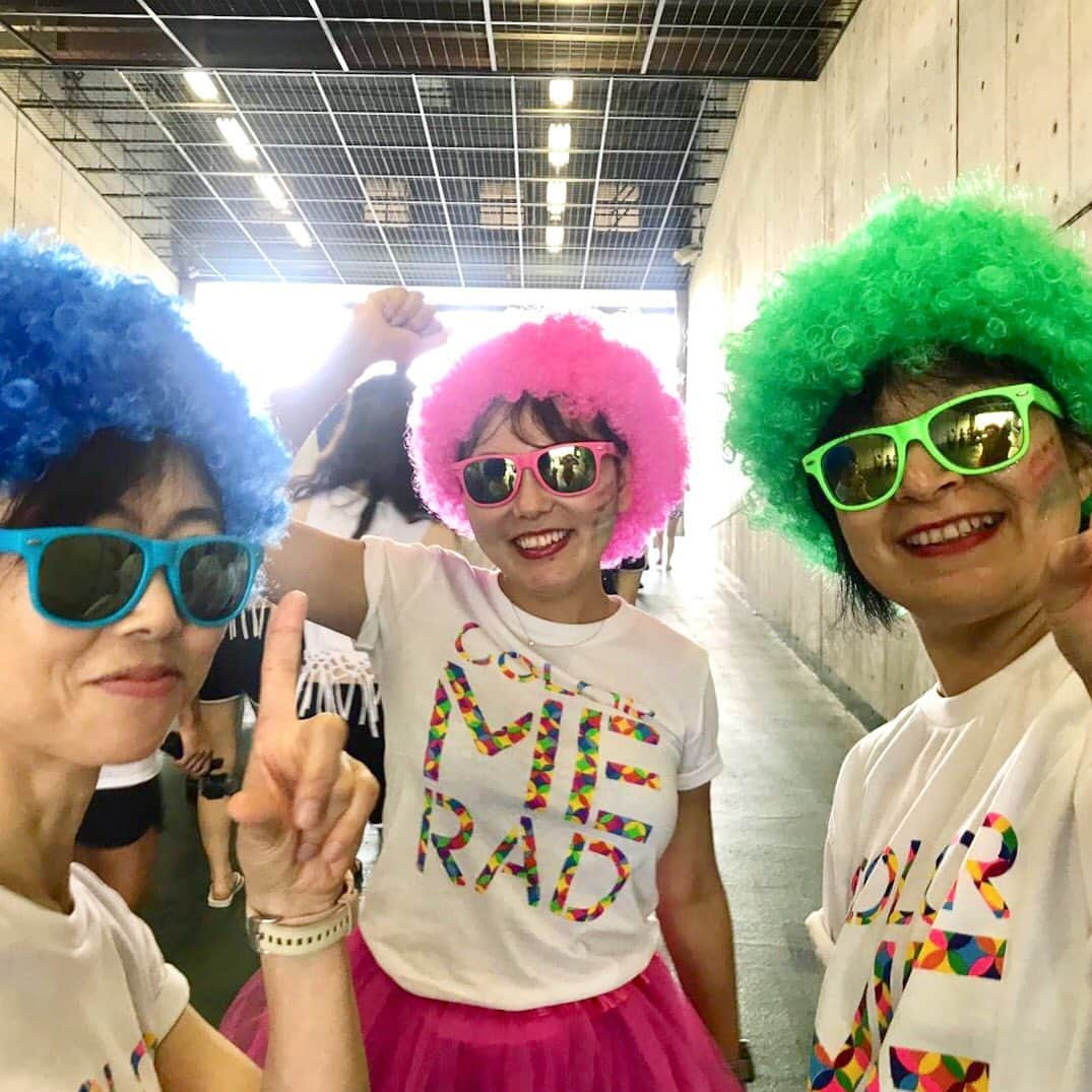 run+さんのインスタグラム写真 - (run+Instagram)「#カラーランはランではない 分かってたけど🤣 ・ アフロとチュチュに、お揃いのサングラス&メイク。 ブルー、イエロー、グリーン、ピンク… 次々現れるアーチの中は色の洪水💦 色とりどりのカラージェルを浴びながら #RUN 私たち #最年長賞 だと思う🥇 ・ #夏は来るもんじゃない迎えに行くもの #カラーミーラッド #colormerad ・ #ランニング #ジョギング #RUN ・ #ガーミン #GARMIN #garmin #ガーミン645Music #ナイキプラス #nikeplus #nikerunning ・ #ランニング女子 #ハシリマスタグラム #走るひと #ランニケーション #ゆるラン #街ラン #街RUN」7月16日 8時55分 - runplus