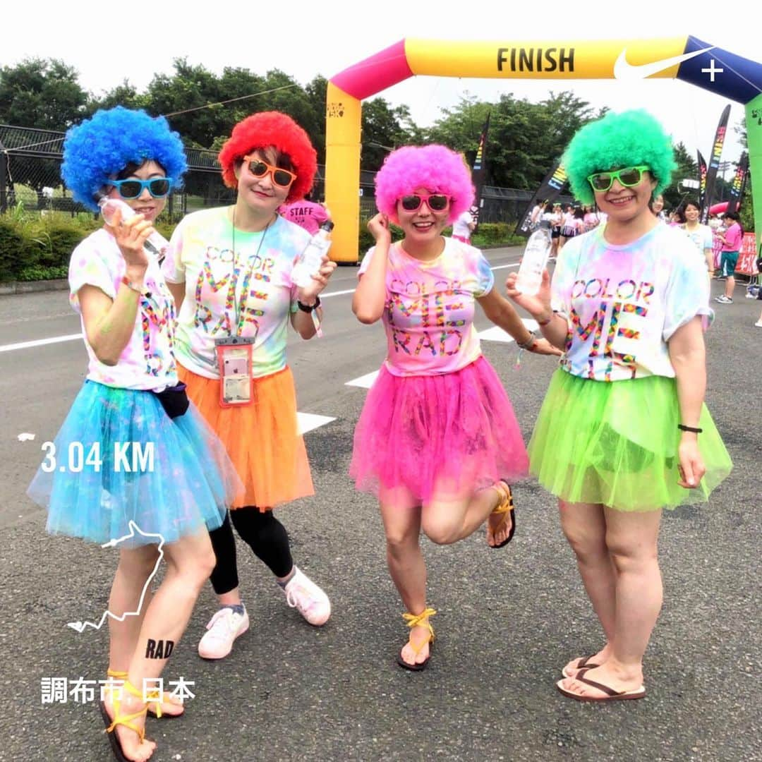 run+さんのインスタグラム写真 - (run+Instagram)「#カラーランはランではない 分かってたけど🤣 ・ アフロとチュチュに、お揃いのサングラス&メイク。 ブルー、イエロー、グリーン、ピンク… 次々現れるアーチの中は色の洪水💦 色とりどりのカラージェルを浴びながら #RUN 私たち #最年長賞 だと思う🥇 ・ #夏は来るもんじゃない迎えに行くもの #カラーミーラッド #colormerad ・ #ランニング #ジョギング #RUN ・ #ガーミン #GARMIN #garmin #ガーミン645Music #ナイキプラス #nikeplus #nikerunning ・ #ランニング女子 #ハシリマスタグラム #走るひと #ランニケーション #ゆるラン #街ラン #街RUN」7月16日 8時55分 - runplus