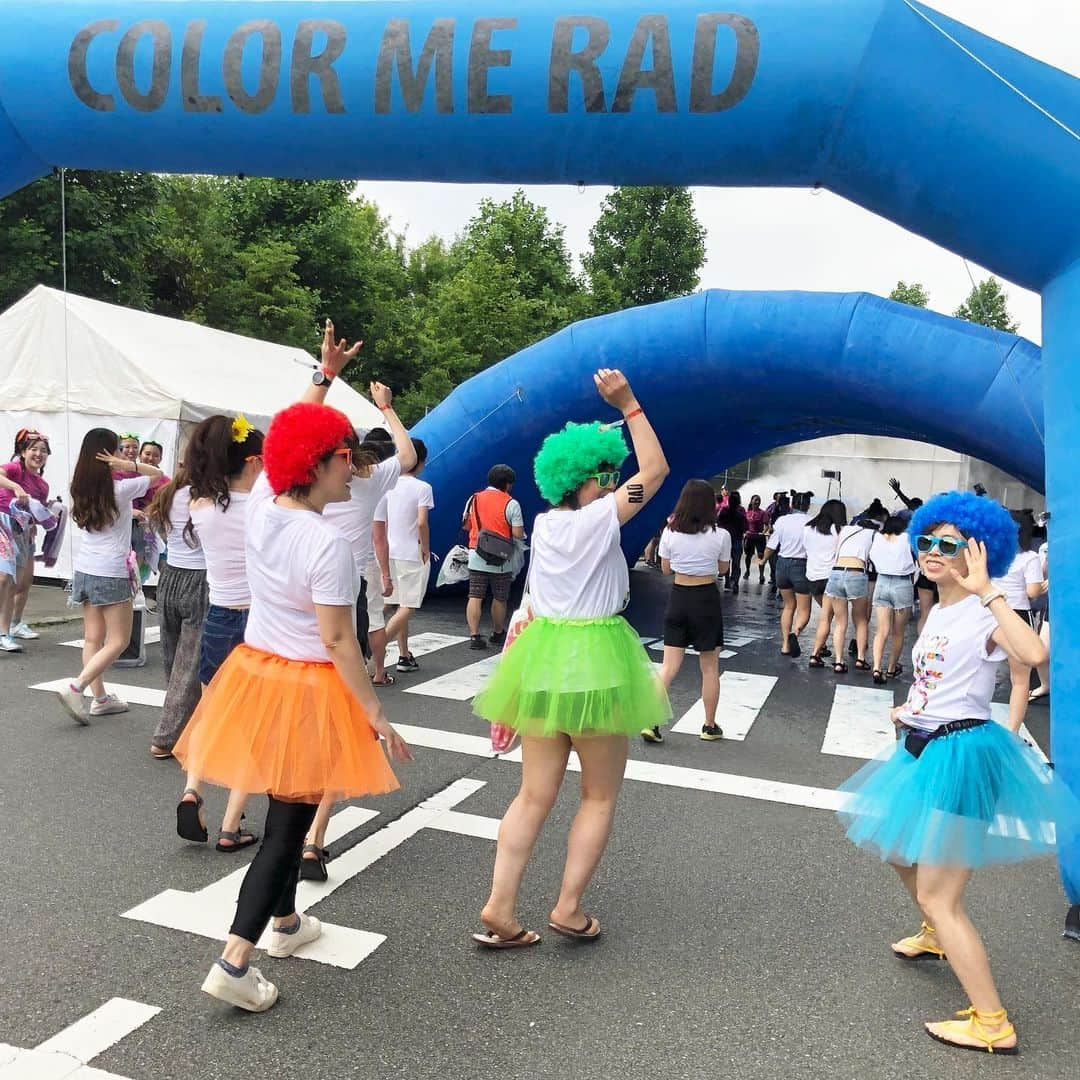 run+さんのインスタグラム写真 - (run+Instagram)「#カラーランはランではない 分かってたけど🤣 ・ アフロとチュチュに、お揃いのサングラス&メイク。 ブルー、イエロー、グリーン、ピンク… 次々現れるアーチの中は色の洪水💦 色とりどりのカラージェルを浴びながら #RUN 私たち #最年長賞 だと思う🥇 ・ #夏は来るもんじゃない迎えに行くもの #カラーミーラッド #colormerad ・ #ランニング #ジョギング #RUN ・ #ガーミン #GARMIN #garmin #ガーミン645Music #ナイキプラス #nikeplus #nikerunning ・ #ランニング女子 #ハシリマスタグラム #走るひと #ランニケーション #ゆるラン #街ラン #街RUN」7月16日 8時55分 - runplus