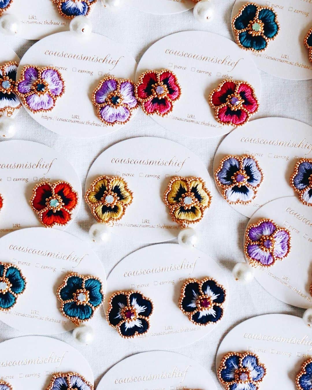 handmade shopのインスタグラム：「追加制作していた一粒パンジーがたくさん出来上がりました✨﻿﻿ ﻿﻿ 裏を仕上げずに持っていくので﻿﻿ ピアス、イヤリングをお選びいただけます😊﻿﻿ ﻿ 裏が仕上がっていないものをご購入された方は﻿ 後日 裏を仕上げて発送いたします🌼﻿ ﻿﻿﻿ ﻿﻿﻿﻿﻿ 🌱7/20,21 HMJ ビッグサイト ブースno.B-193」